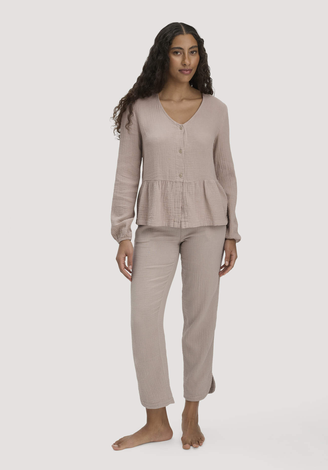hessnatur Damen Musselin Schlafhose Regular PURE COMFORT aus Bio-Baumwolle - beige Größe 46