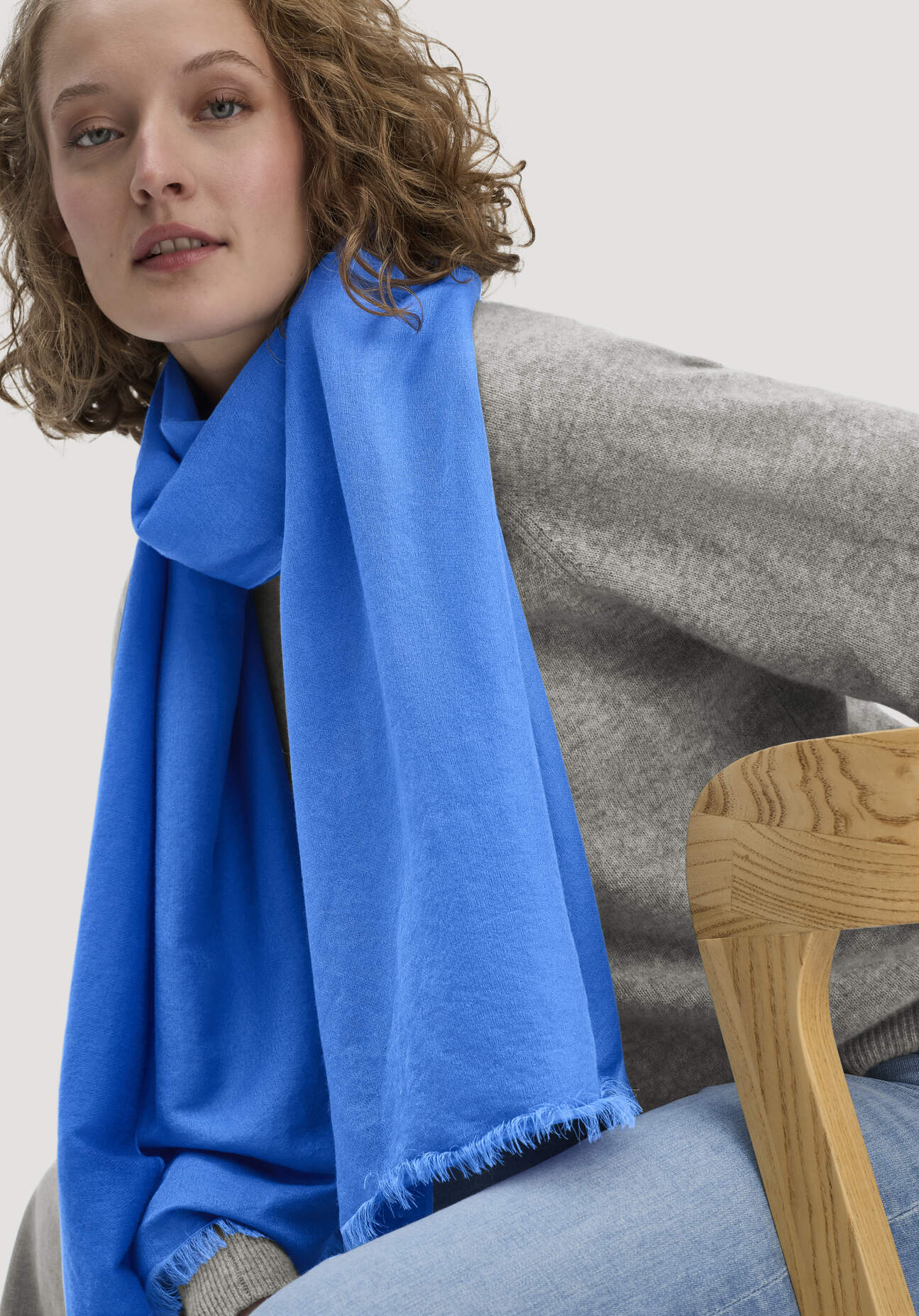 hessnatur Damen Schal aus Schurwolle mit Seide - blau Größe 45x200 cm