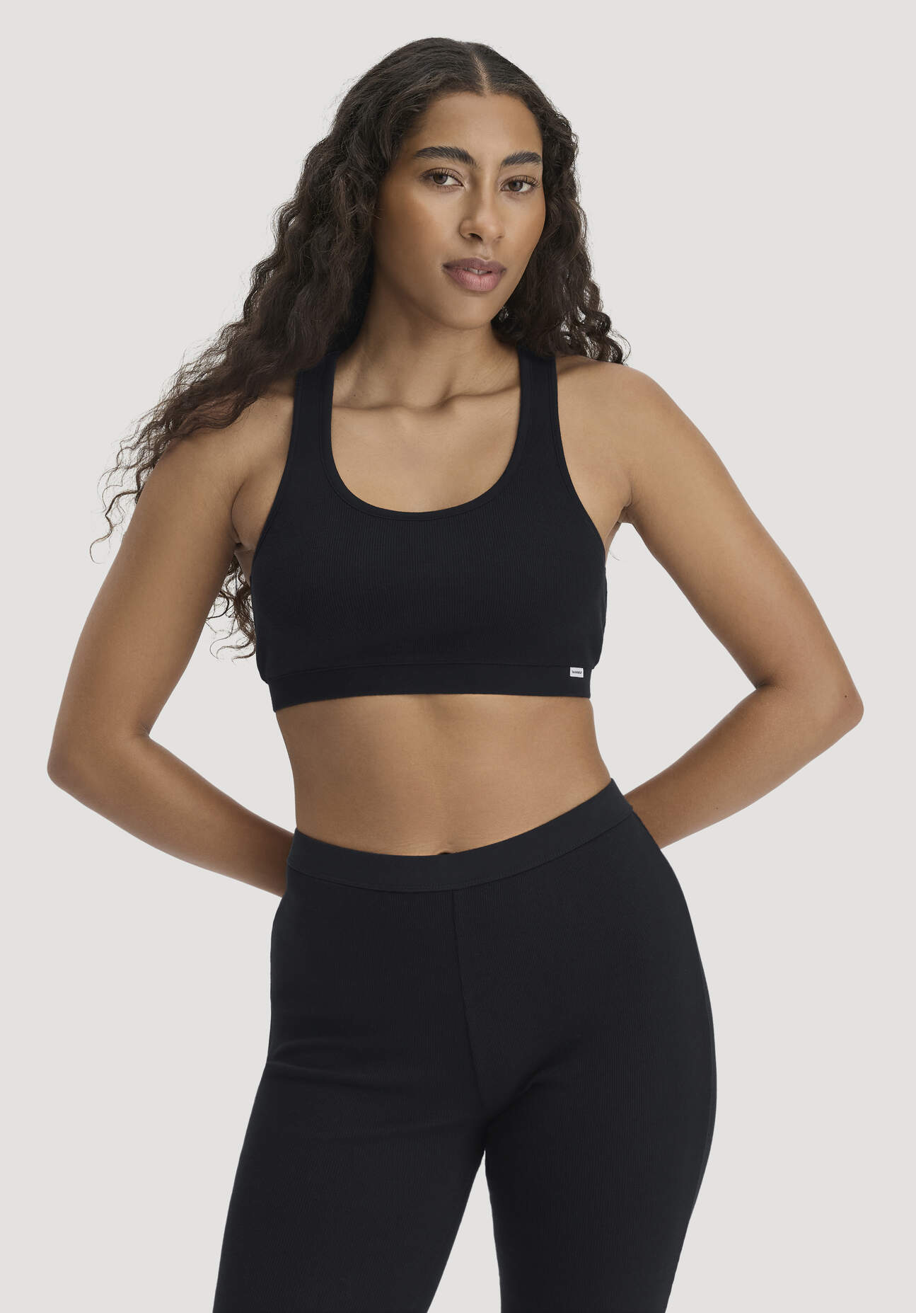 hessnatur Damen Bustier Racerback SOFT RIB aus Bio-Baumwolle - schwarz Größe 44