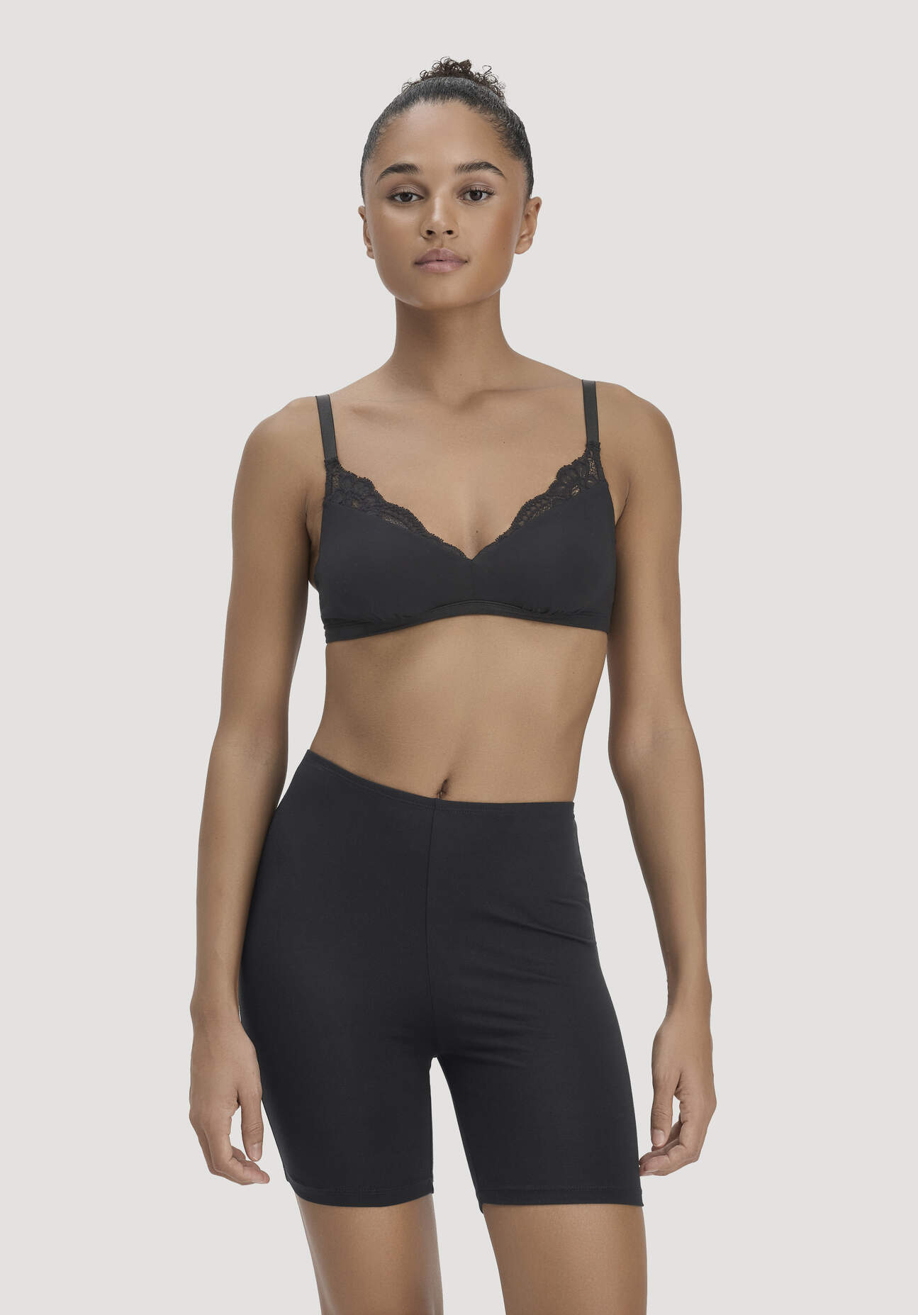 hessnatur Damen Shorts High Waist PURE FLOW aus TENCEL™ Modal - schwarz Größe 48