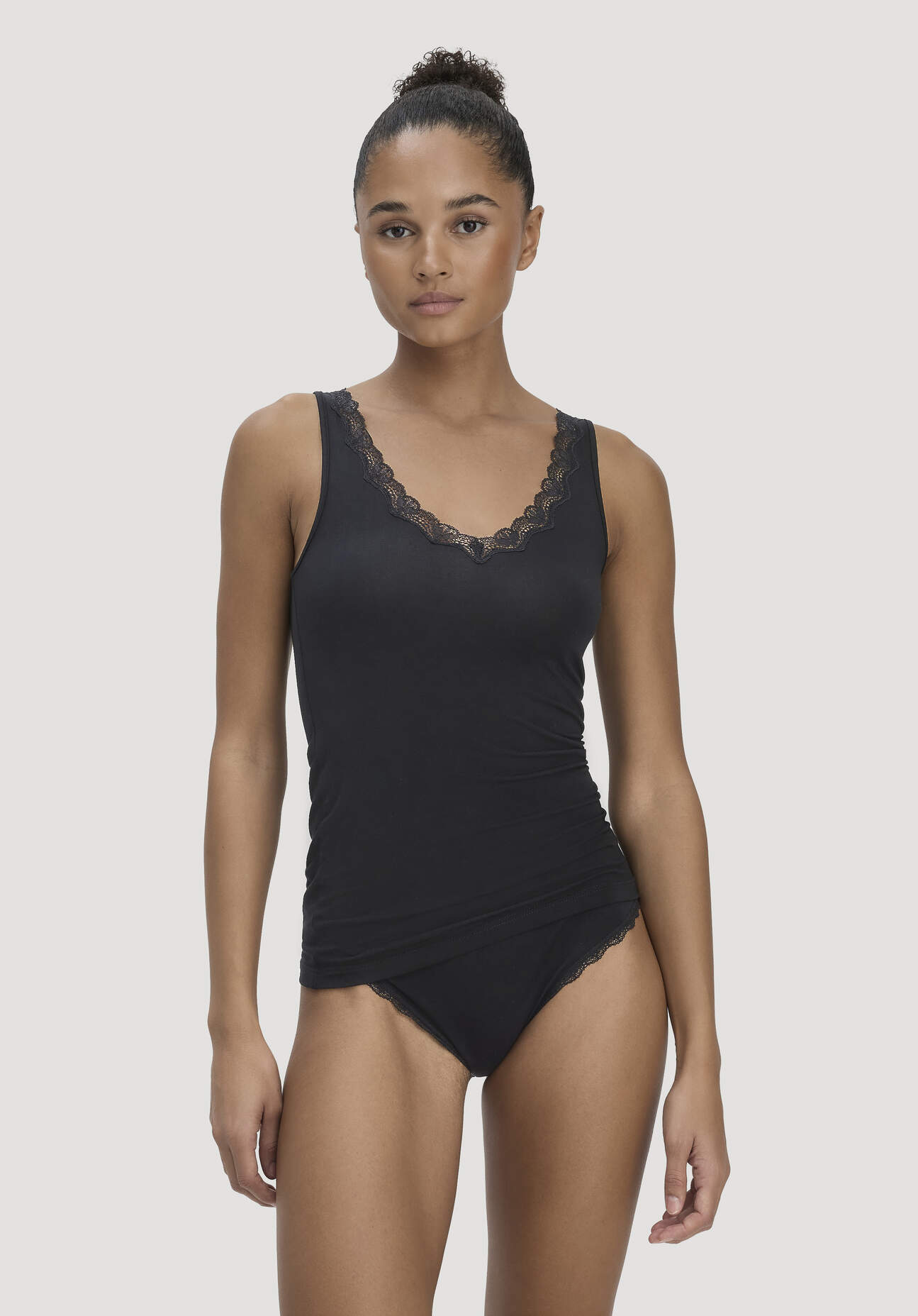 hessnatur Damen Tank Top PURE SENSE LACE aus TENCEL™ Modal - schwarz Größe 38