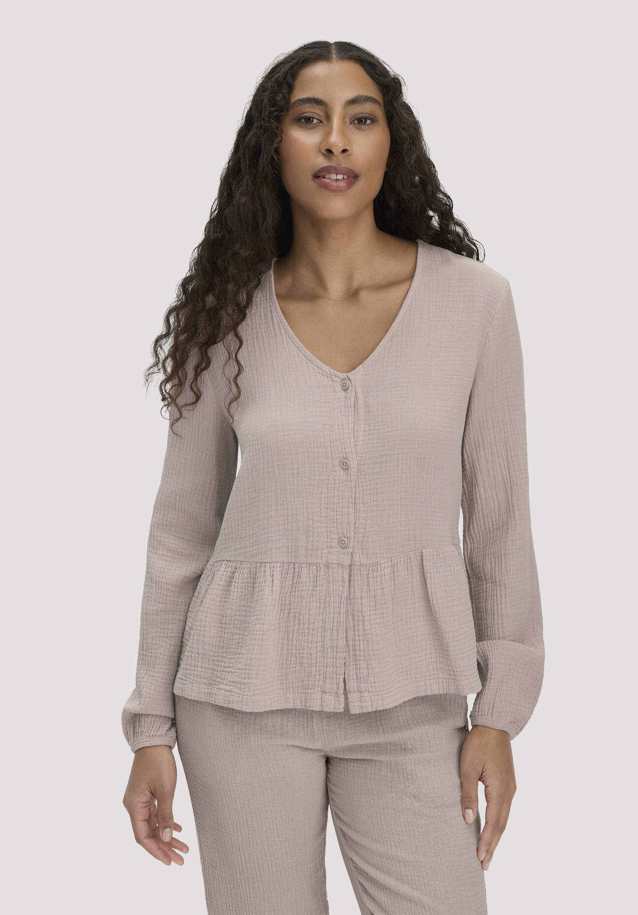 hessnatur Damen Musselin Pyjamabluse PURE COMFORT aus Bio-Baumwolle - beige Größe 48