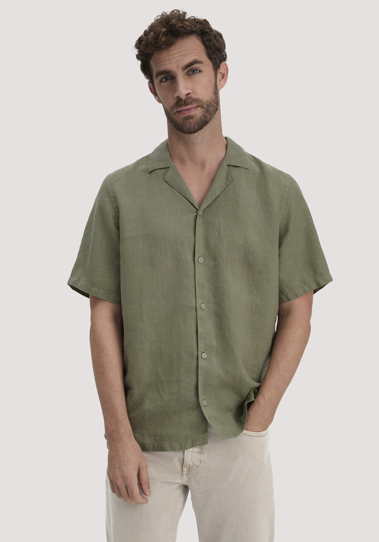 hessnatur Herren Resort Hemd Kurzarm Regular aus Leinen - seegras Größe XL43/44