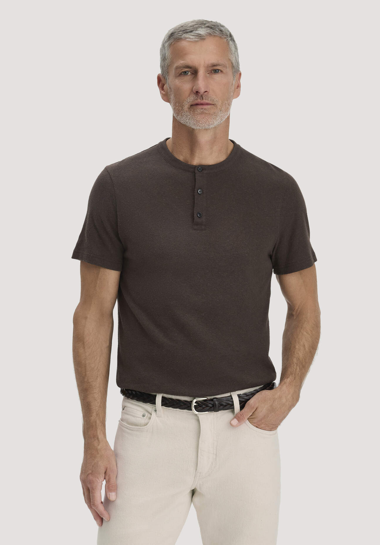 hessnatur Herren Henley T-Shirt Regular aus Leinen und Bio-Baumwolle - braun Grösse46