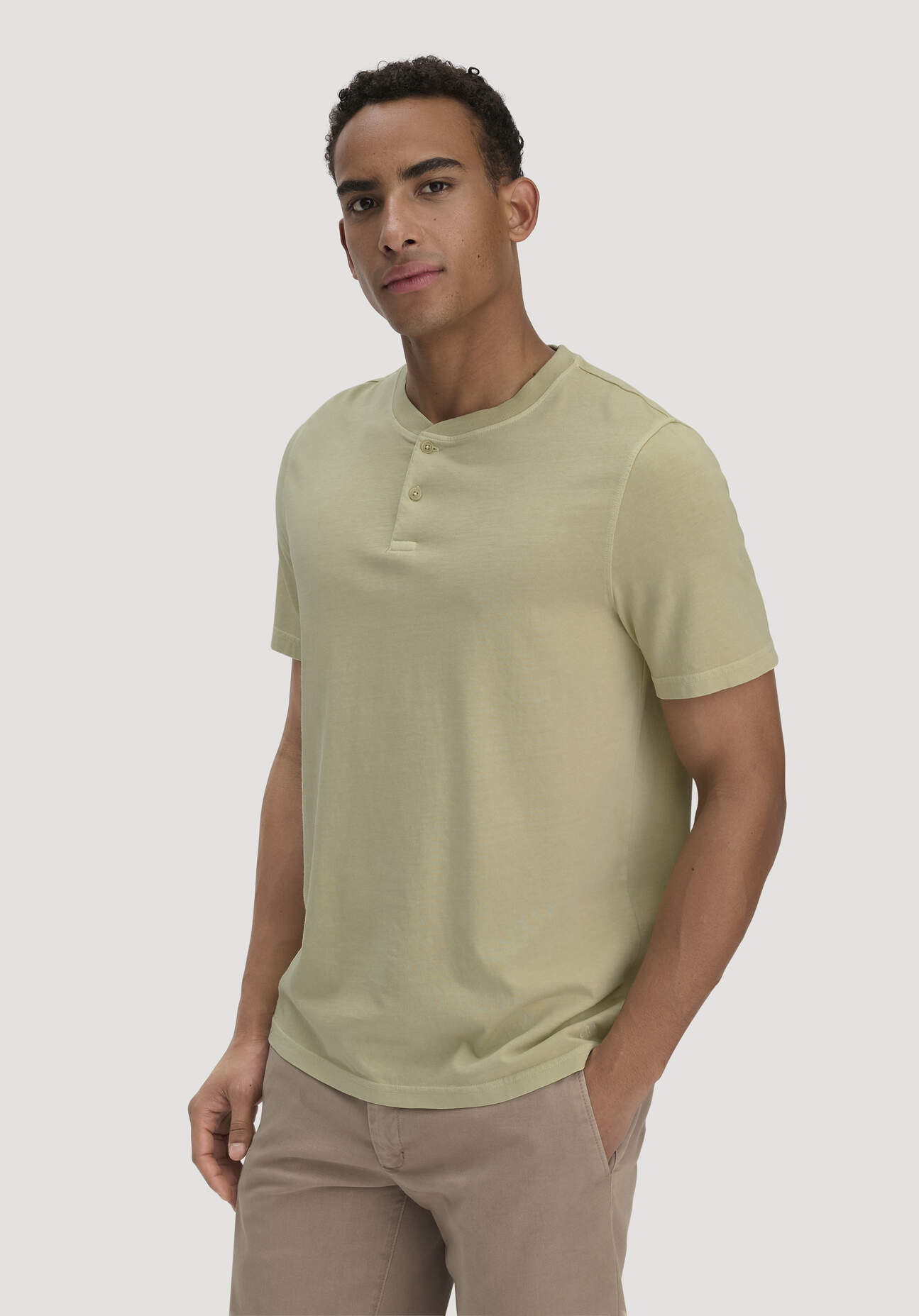 hessnatur Herren Heavy Jersey Henley Shirt Relaxed aus Bio-Baumwolle - grün Grösse46