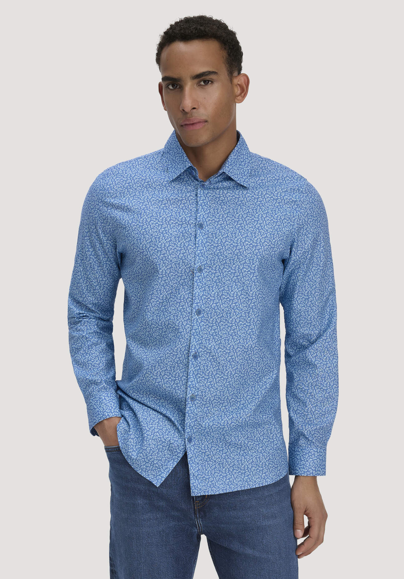 hessnatur Herren Print Hemd Regular aus Bio-Baumwolle - kornblume bunt Größe M39/40