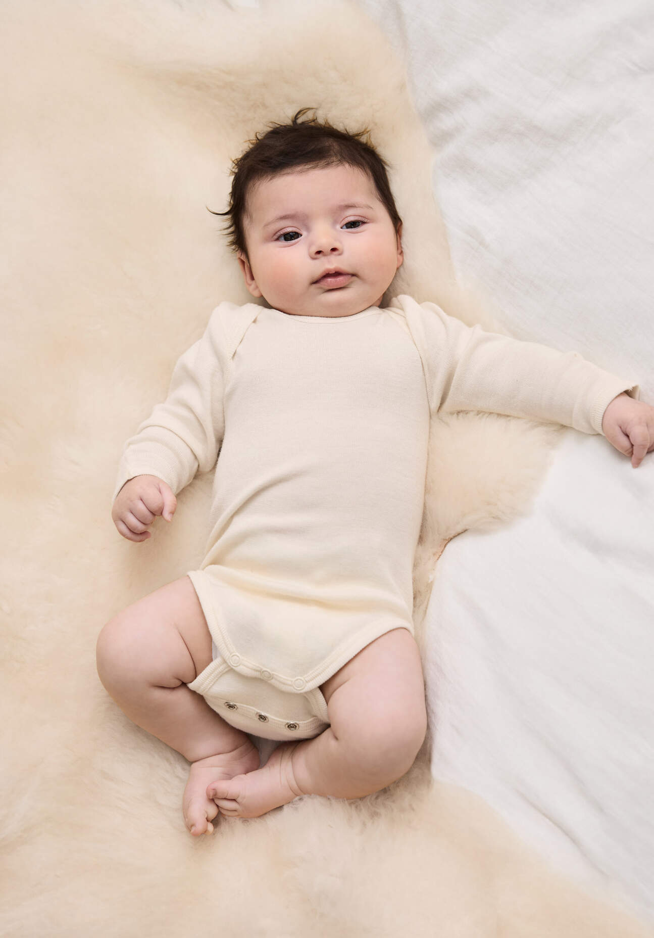 hessnatur Baby Langarm Body aus Bio-Baumwolle mit Bio-Merinowolle und Seide - naturfarben Grösse62/68