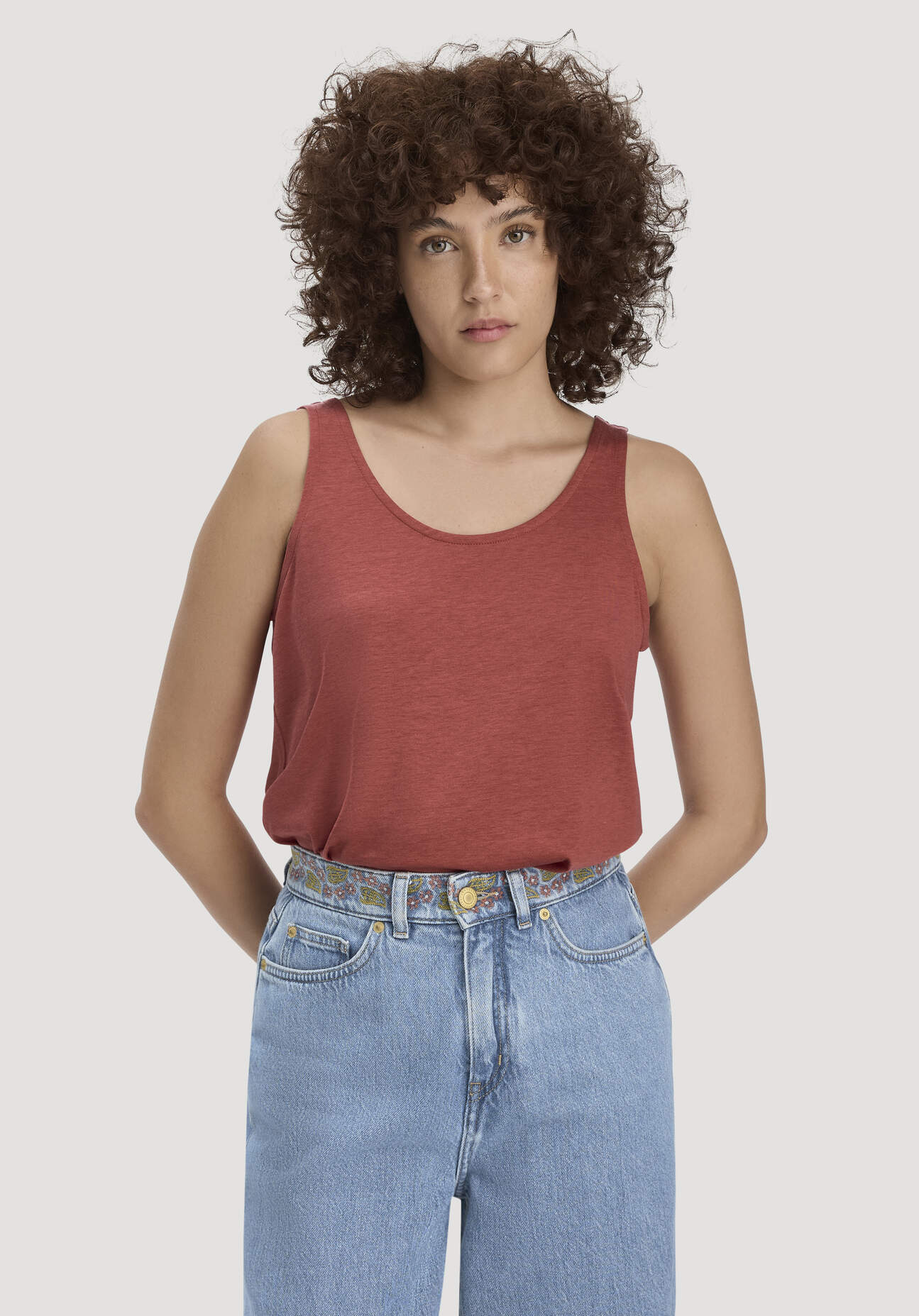 hessnatur Damen Jersey Top Relaxed aus TENCEL™ Lyocell mit Bio-Baumwolle - braun Größe 46