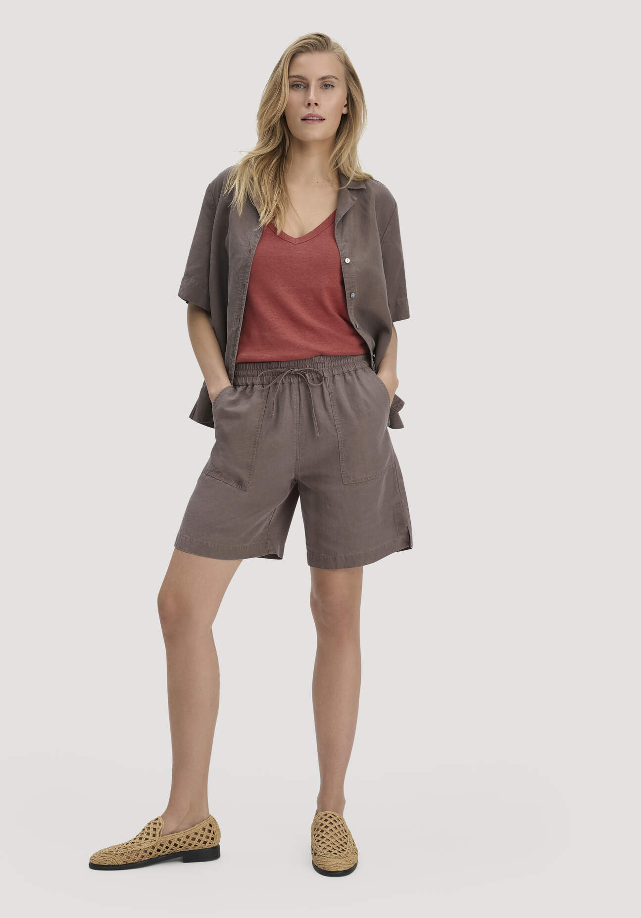 hessnatur Damen Shorts Relaxed aus weichem TENCEL Lyocell mit Leinen - braun Größe 42