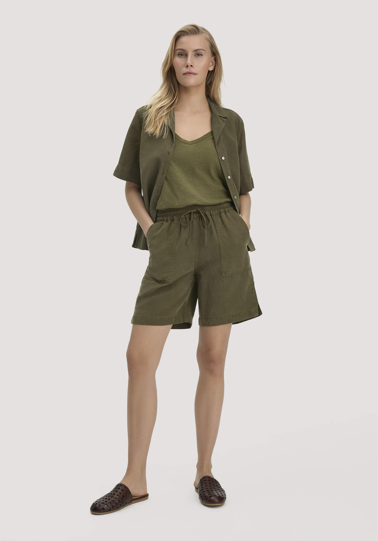 hessnatur Damen Shorts Relaxed aus weichem TENCEL Lyocell mit Leinen - grün Größe 34