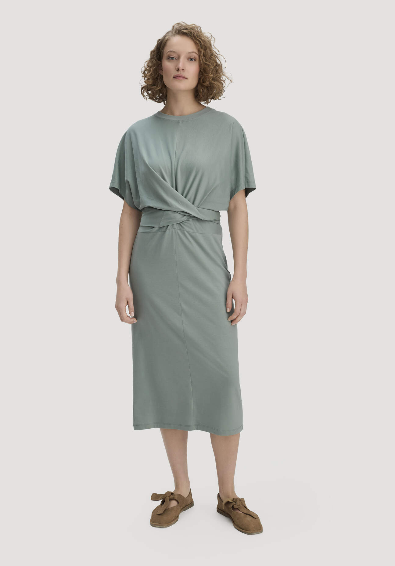 hessnatur Damen Jersey Kleid Midi Oversize aus Bio-Baumwolle - grün Größe 44