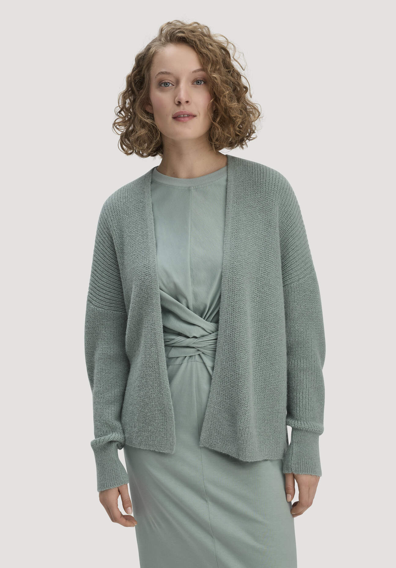 hessnatur Damen Strick Jacke Oversize aus Alpaka - grün Größe S