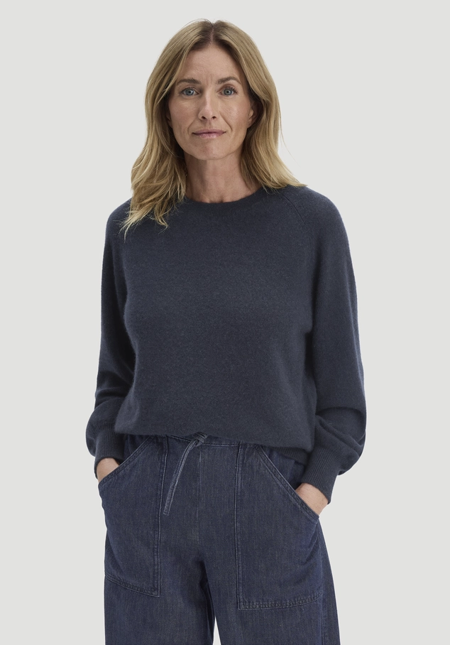 Relaxed knit sweater BETTER RECYCLING made from pure cashmere