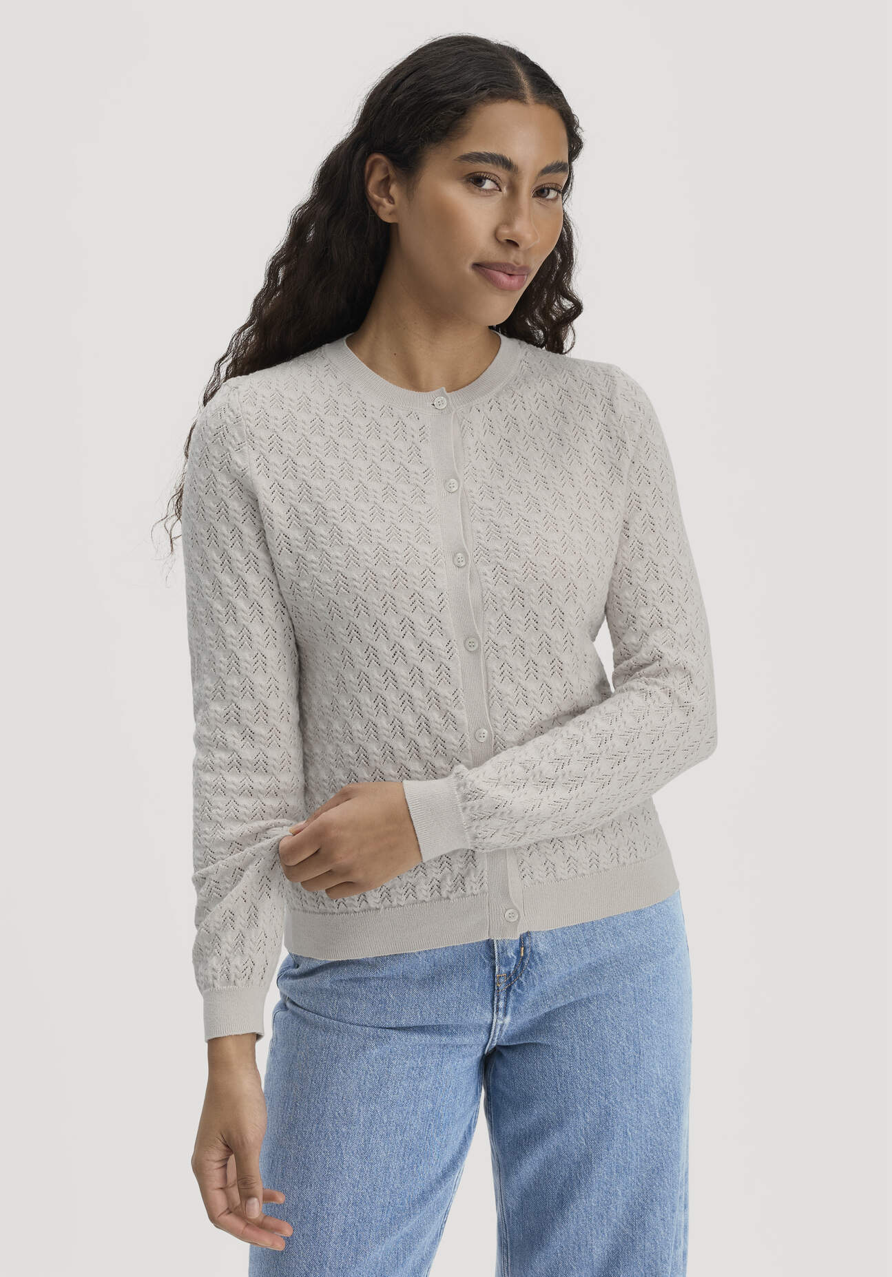 hessnatur Damen Strick Jacke Regular aus Bio-Baumwolle mit Merinowolle - beige GrösseL