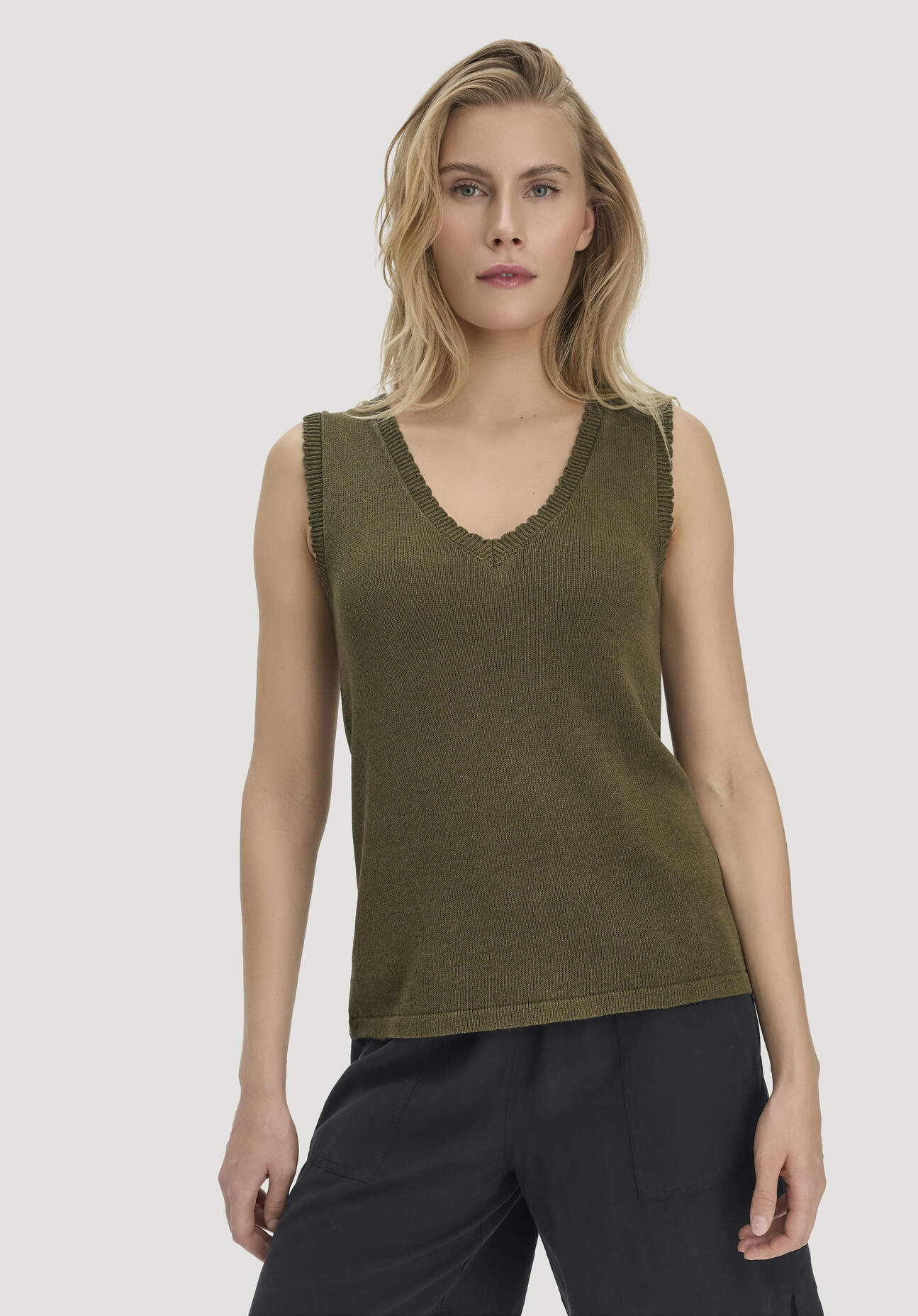 hessnatur Damen Strick Top Regular aus Leinen mit Bio-Baumwolle und LENZING™ ECOVERO - grün GrösseL