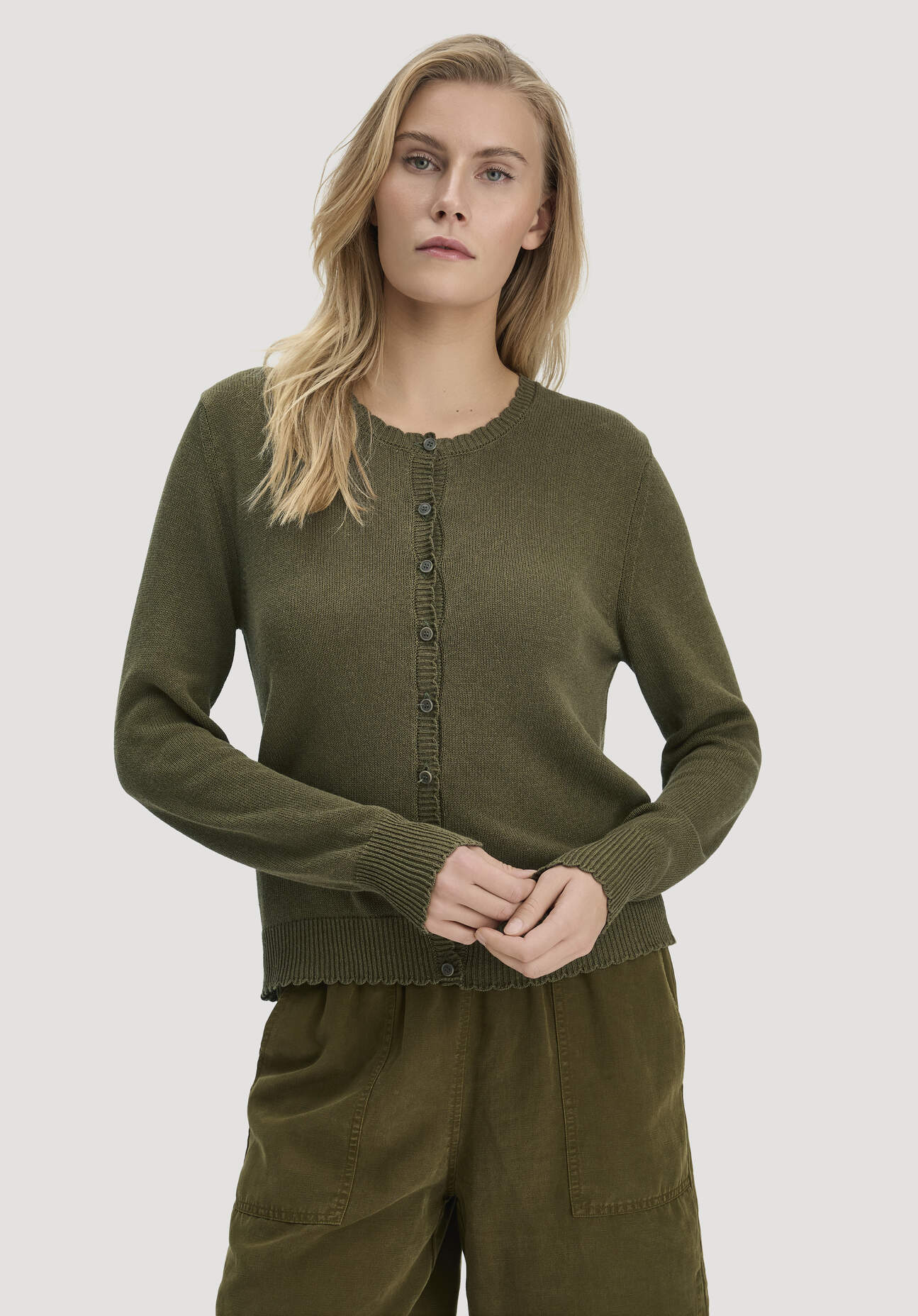 hessnatur Damen Strick Jacke Regular aus Leinen mit Baumwolle und Viskose - grün GrösseM