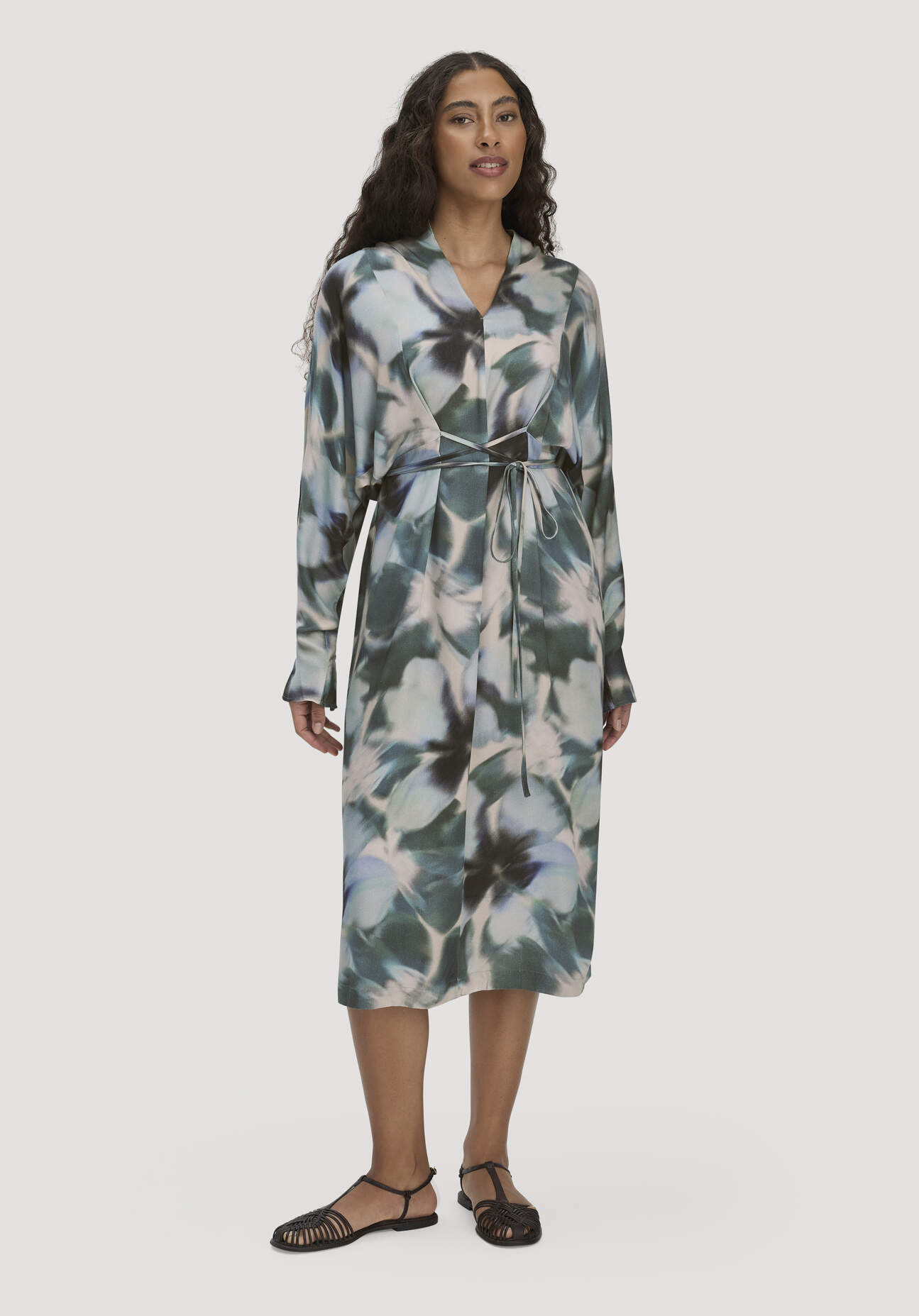 hessnatur Damen Kimono Kleid Wickeloptik Midi aus LENZING™ ECOVERO™ - blau Grösse38