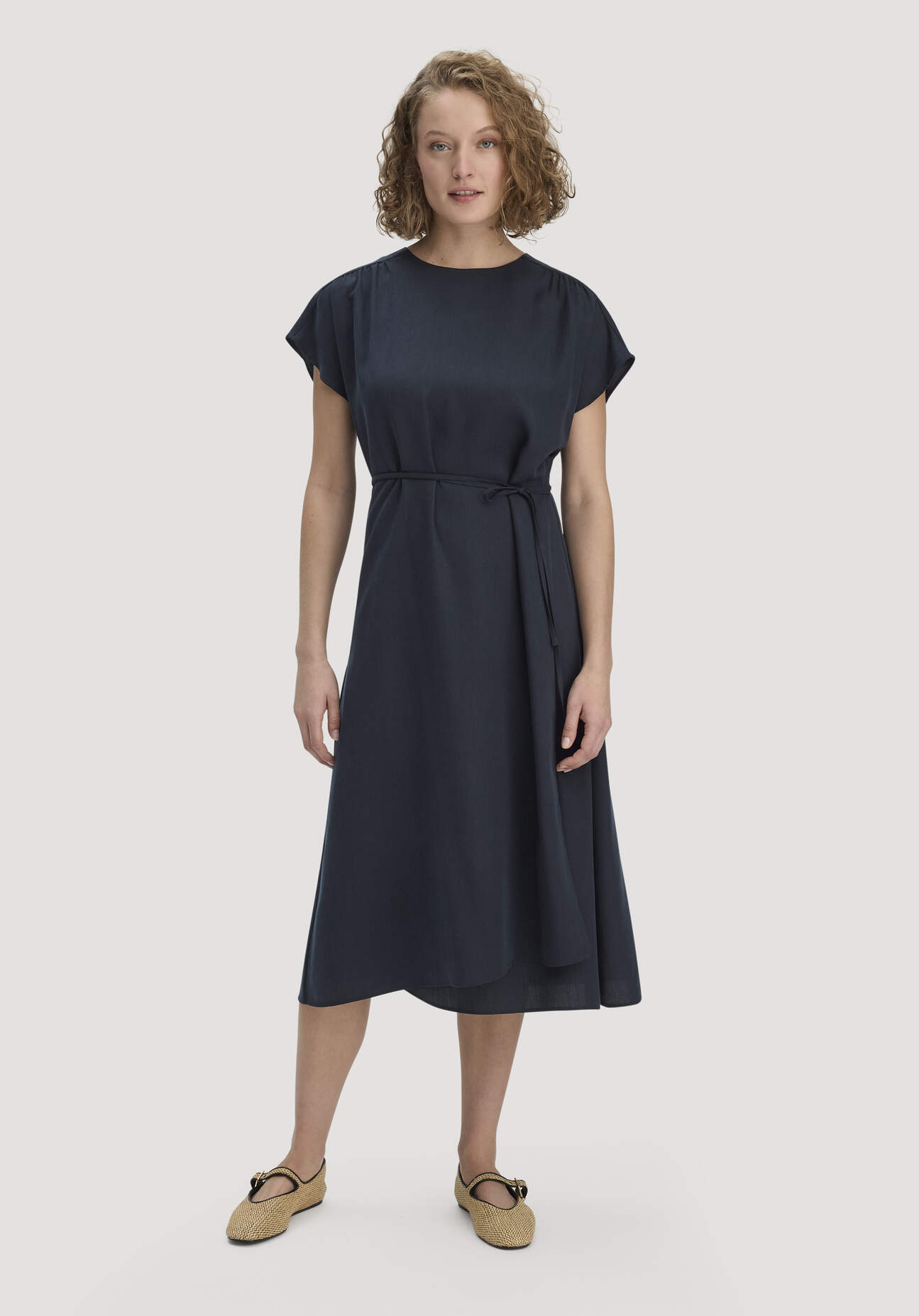 Thumbnail - hessnatur Damen Gewebe Kleid mit Wickeloptik Midi aus TENCEL™ Lyocell - blau - Größe 44