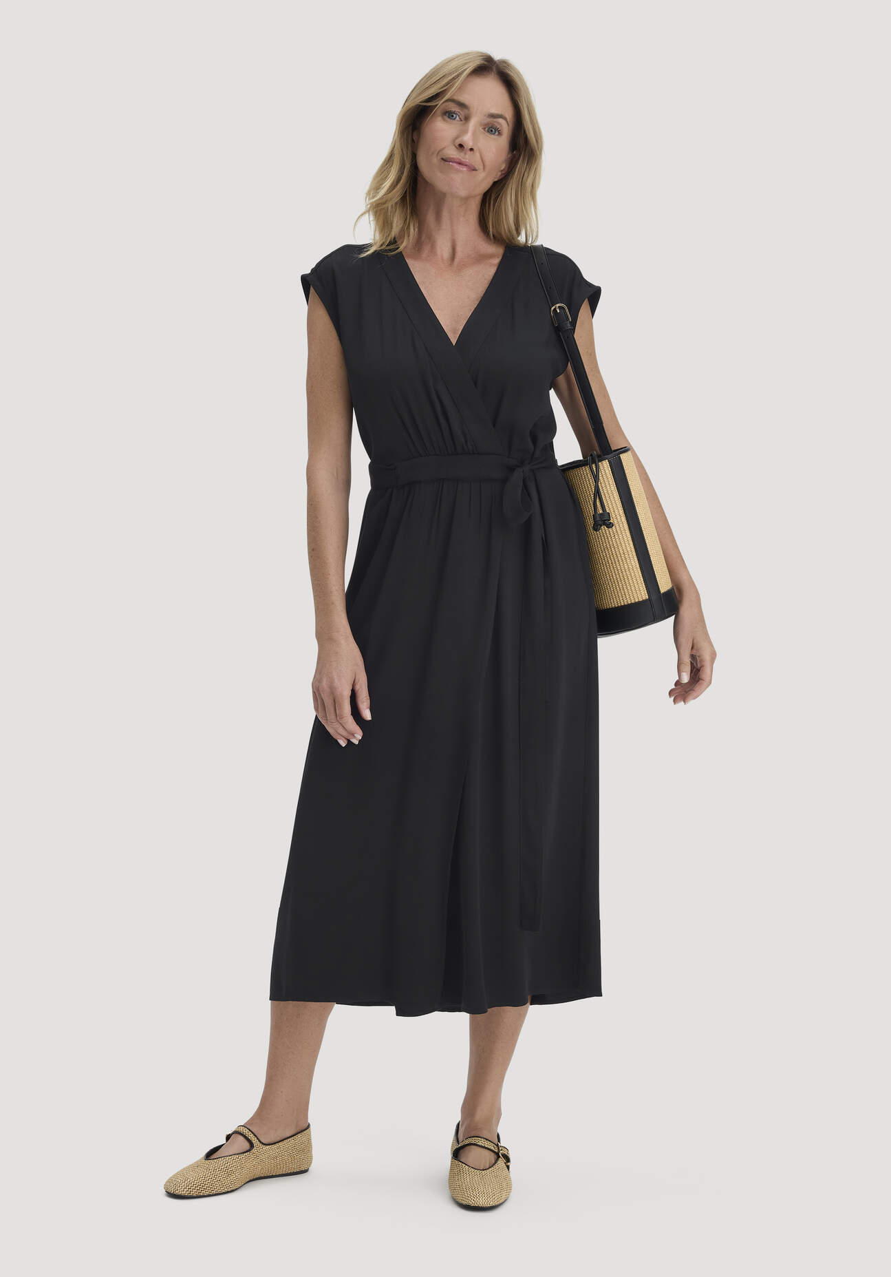 hessnatur Damen Gewebe Kleid mit Wickeloptik Midi aus LENZING™ ECOVERO™ - schwarz Größe 42