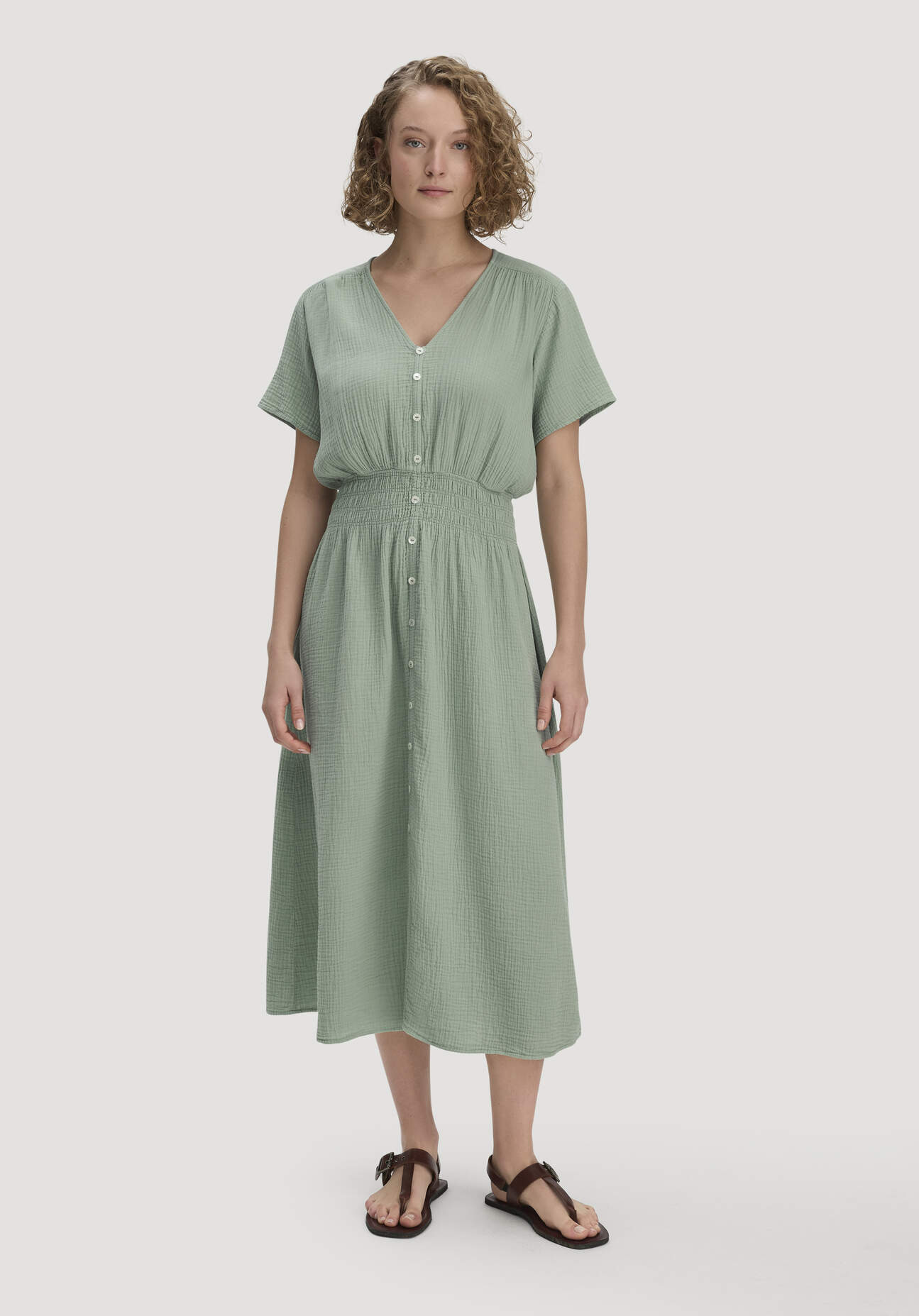 Thumbnail - hessnatur Damen Gewebe Kleid mit Taillierung Midi aus Bio-Baumwolle - grün - Größe 34