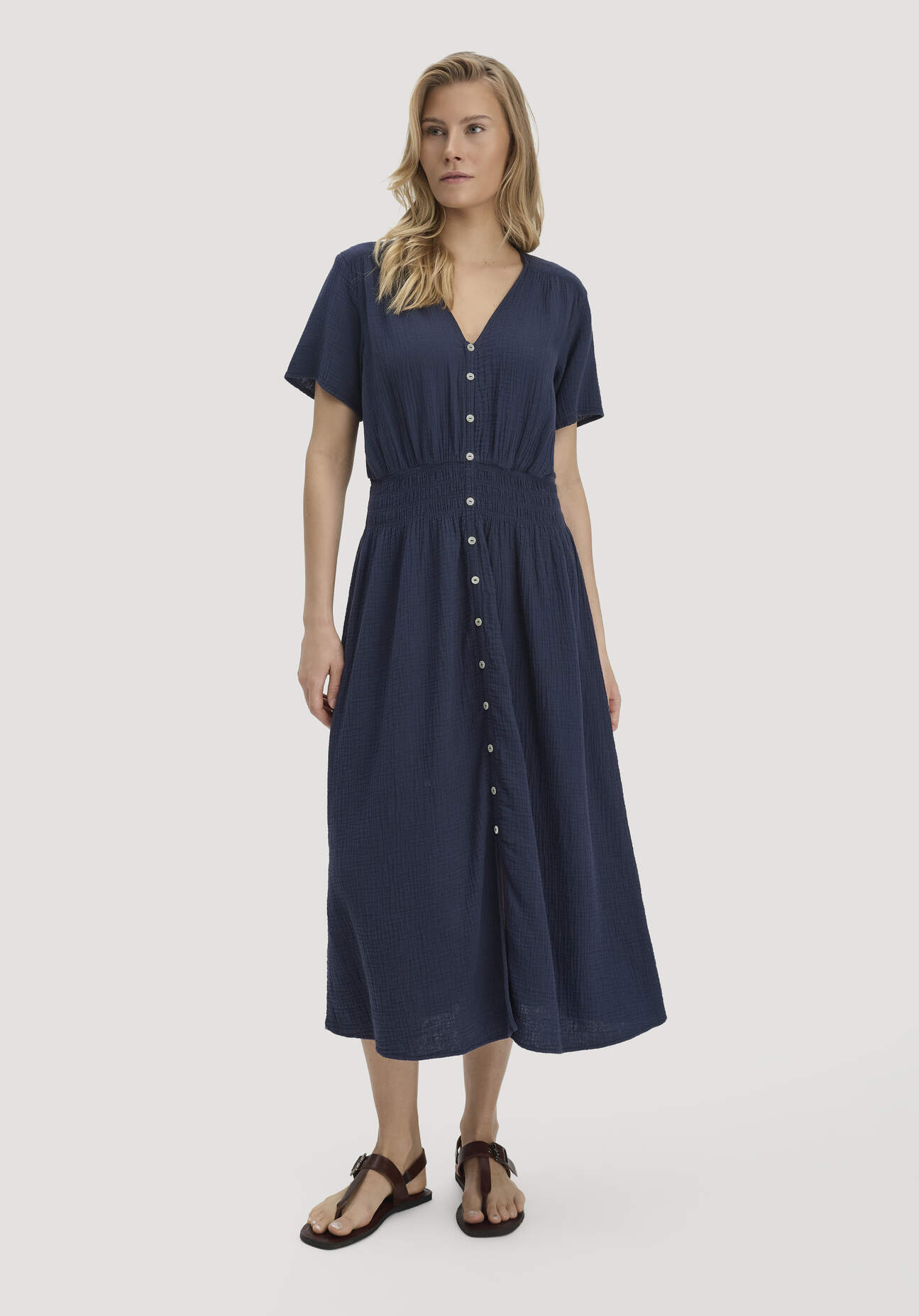 hessnatur Damen Gewebe Kleid mit Taillierung Midi aus Bio-Baumwolle - blau Größe 34