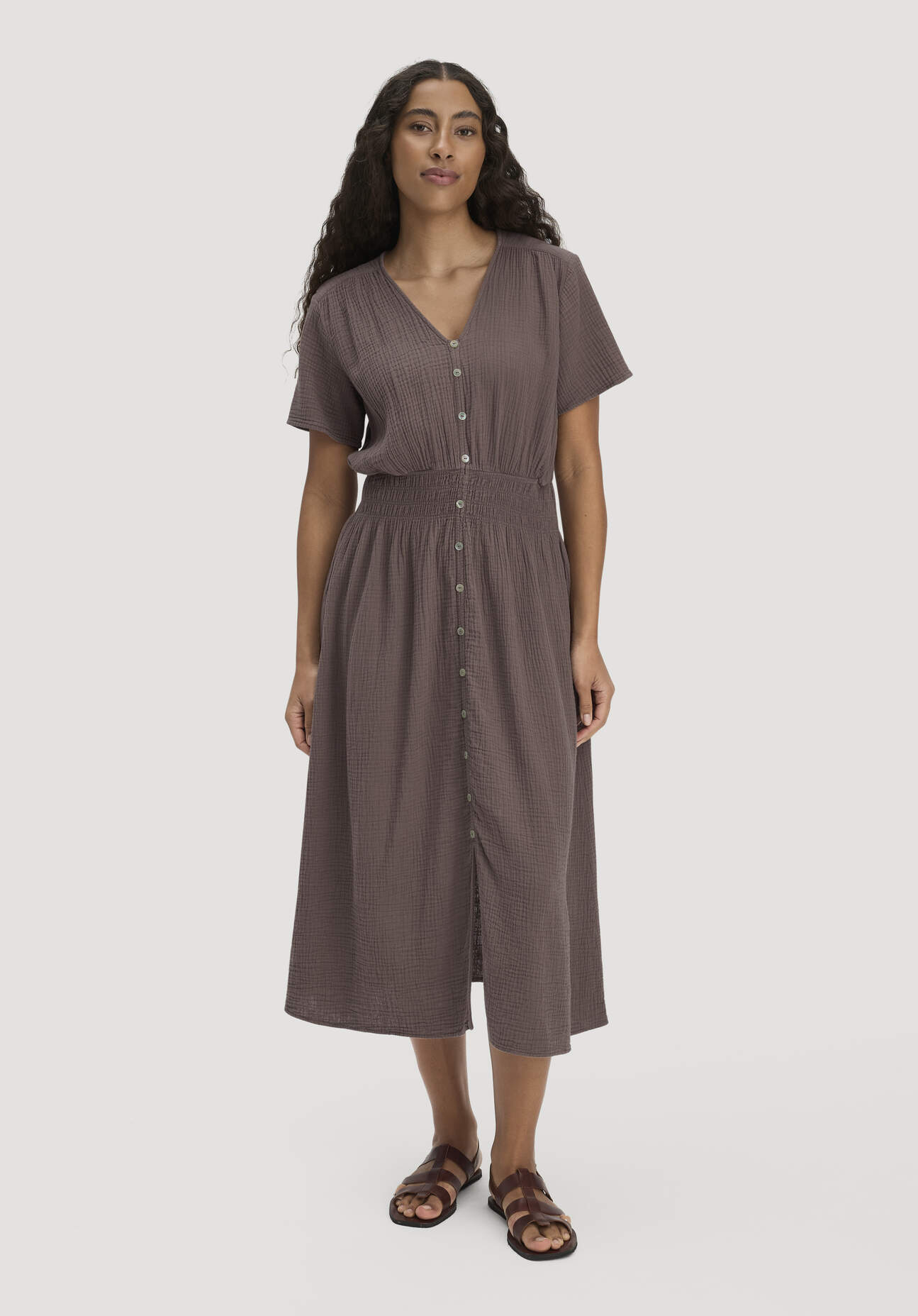 hessnatur Damen Gewebe Kleid mit Taillierung Midi aus Bio-Baumwolle - braun Größe 36