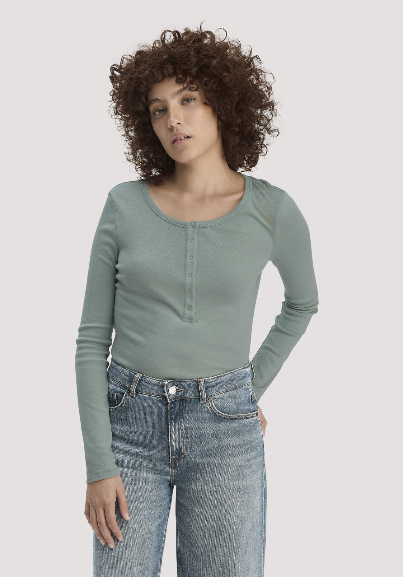 hessnatur Damen Softrib Longsleeve Henley Fitted aus Bio-Baumwolle und Tencel™ Modal - grün Größe 42