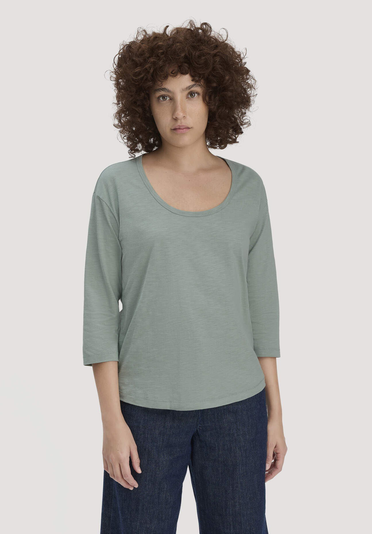 hessnatur Damen Light Slub Longsleeve Relaxed aus Bio-Baumwolle - grün Größe 46