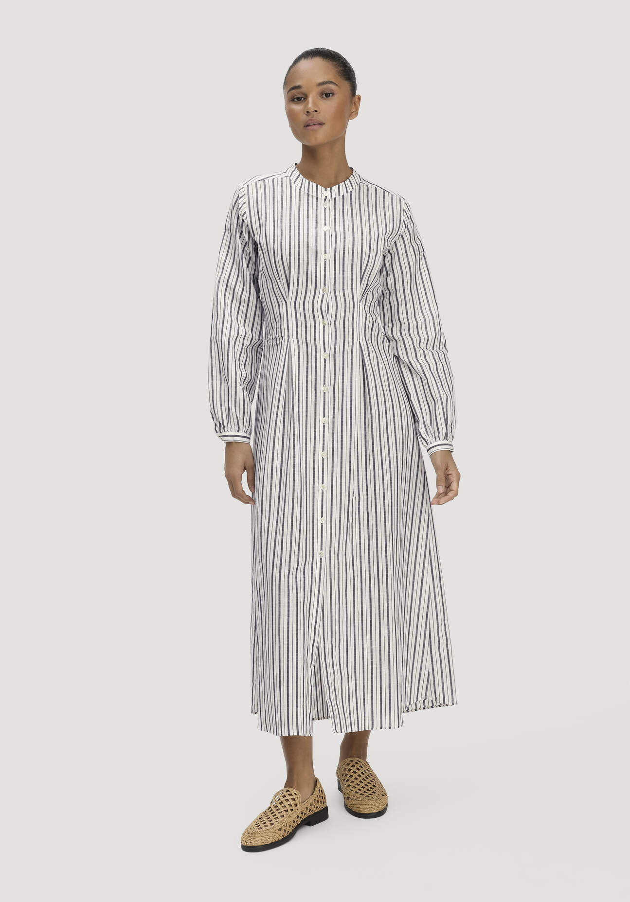 hessnatur Damen Hemdblusenkleid mit Taillierung Maxi aus Bio-Baumwolle Leinen - weiß Größe 36