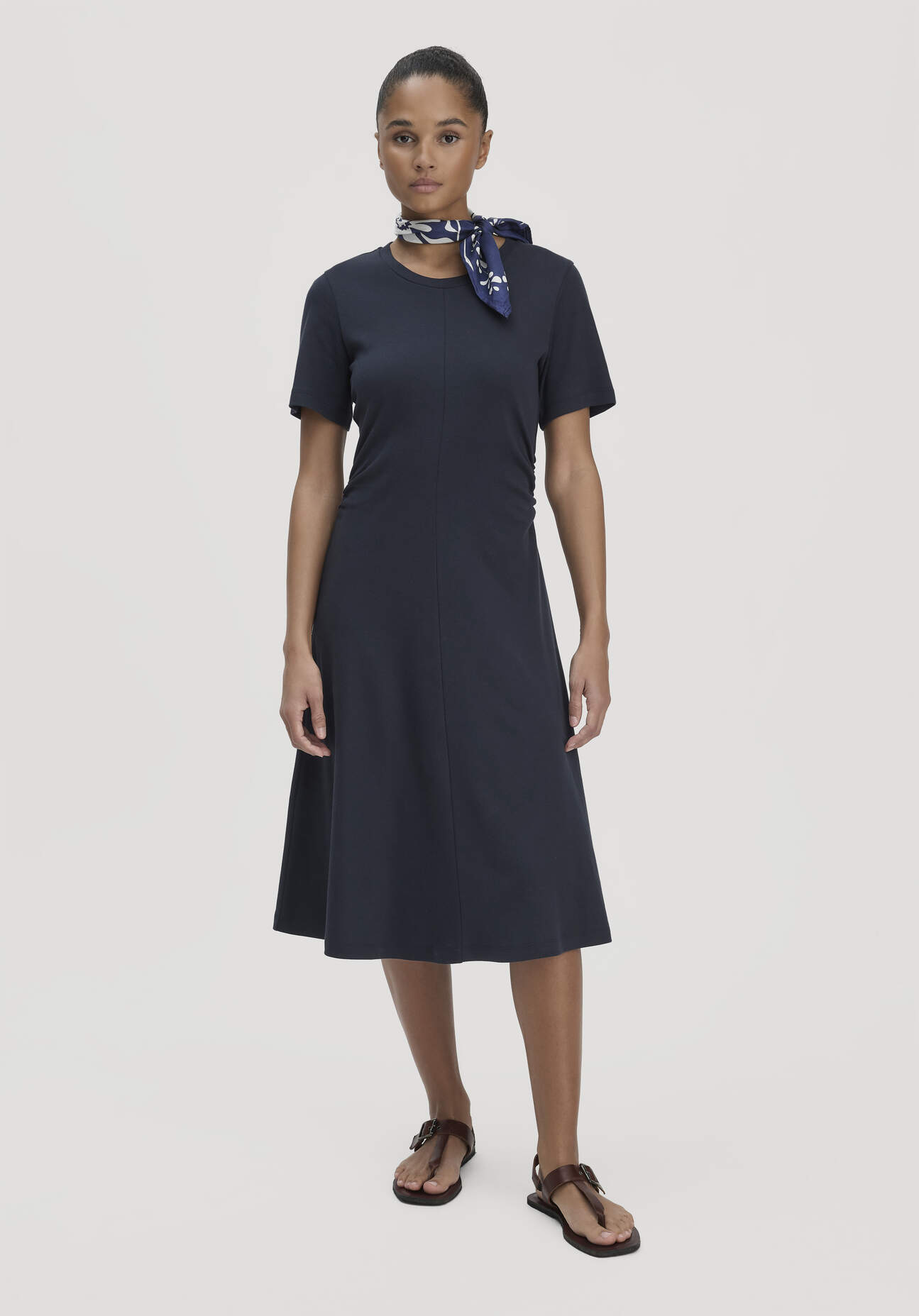 hessnatur Damen Jersey Kleid Kniebedeckend Slim aus Bio-Baumwolle - blau Größe 48