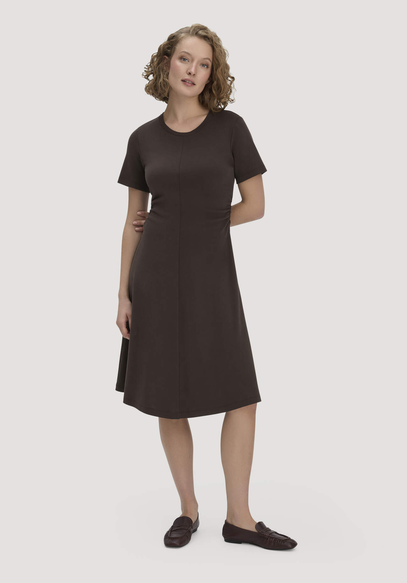 hessnatur Damen Jersey Kleid Kniebedeckend Slim aus Bio-Baumwolle - braun Größe 42