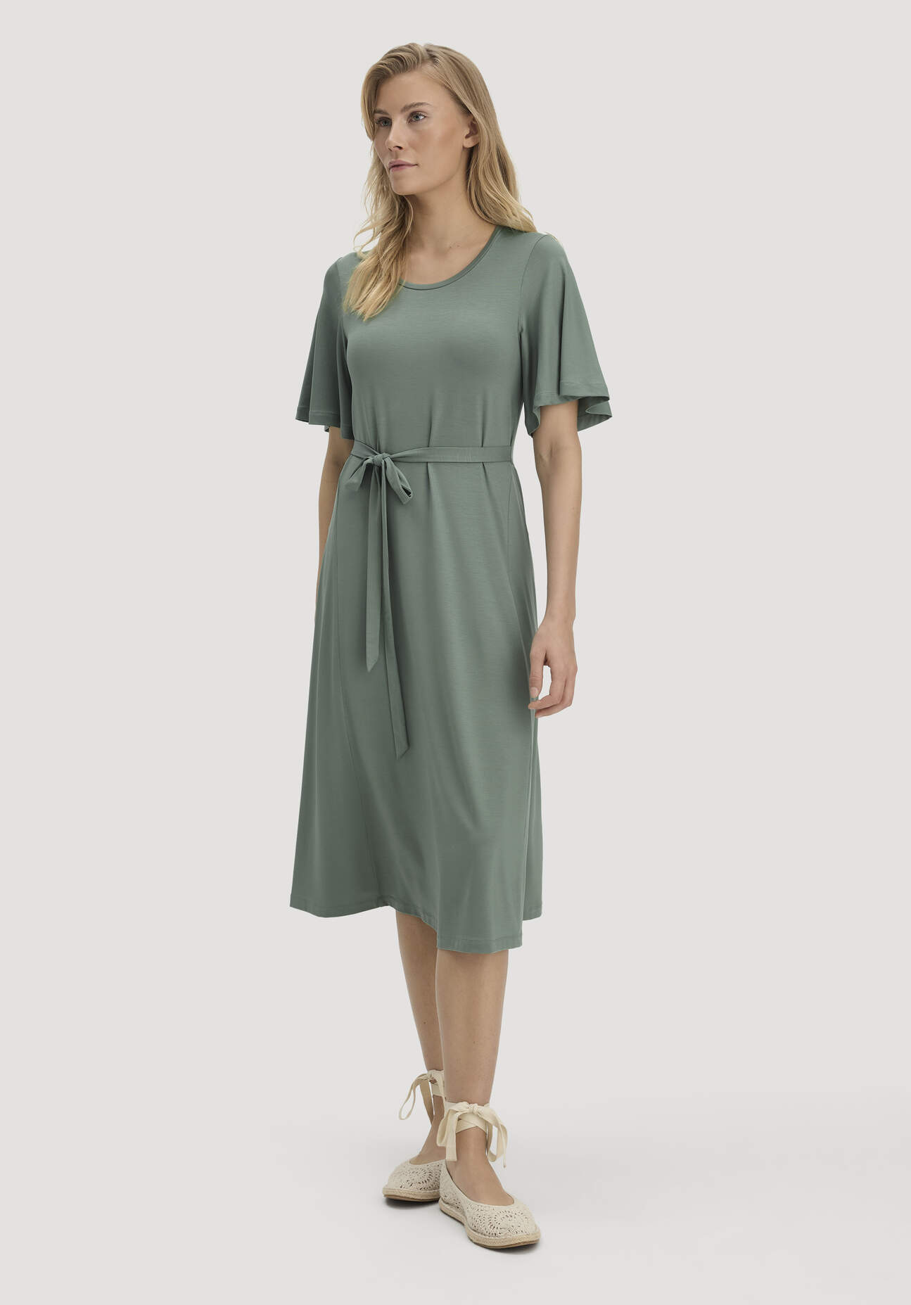 hessnatur Damen Jersey Kleid Kniebedeckend Slim aus TENCEL™ Lyocell - grün Größe 34