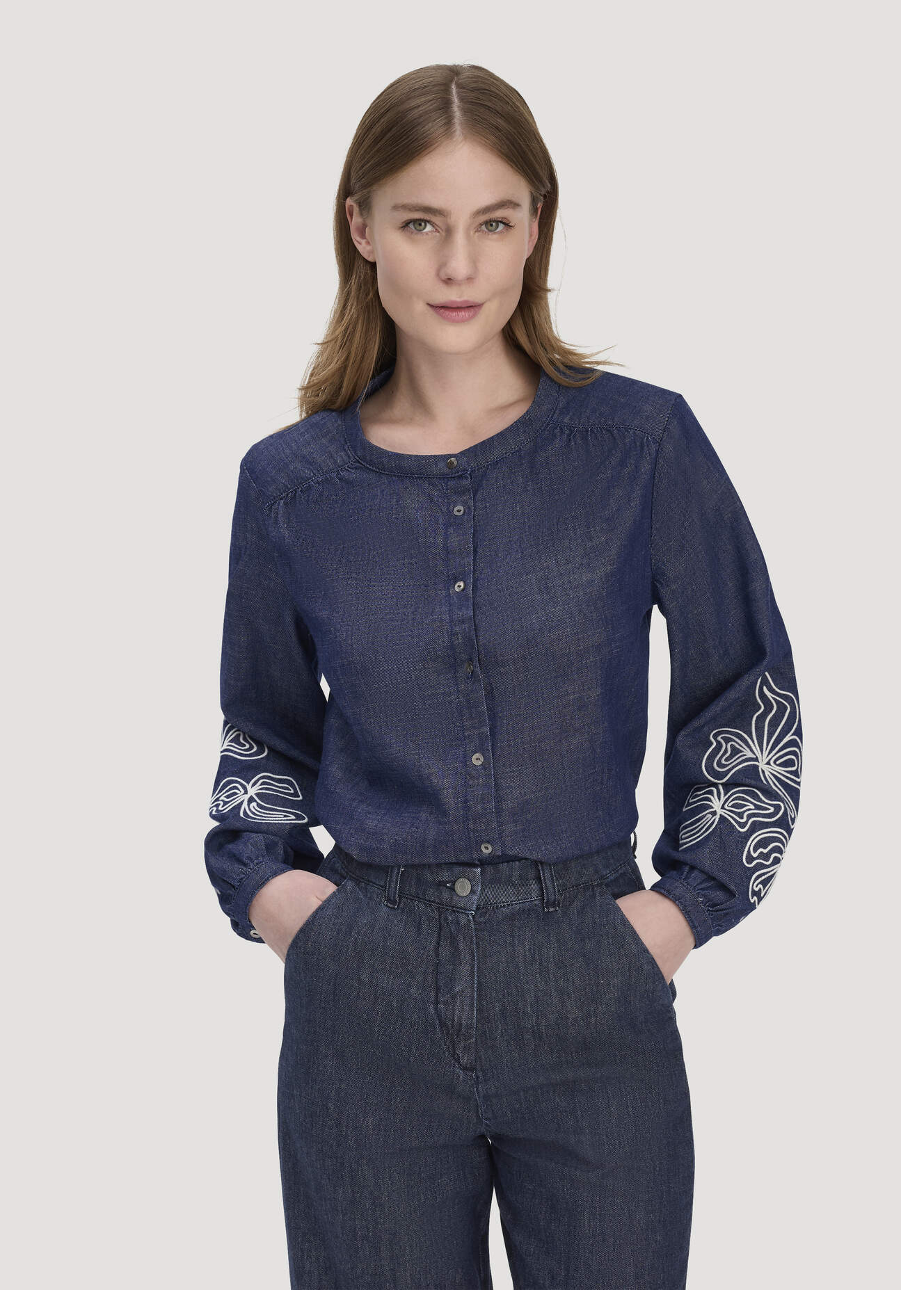 hessnatur Damen Jeans Bluse Embroidery Relaxed aus Bio-Baumwolle - blau Größe 46