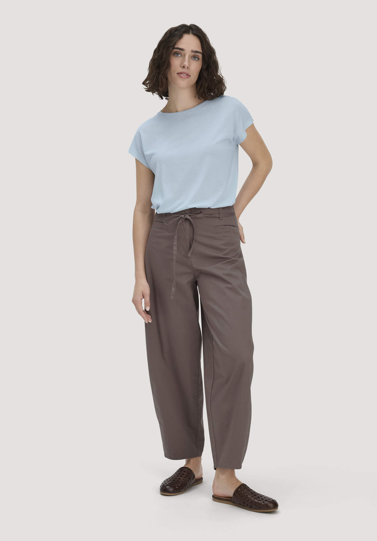 hessnatur Damen Gewebe Hose Barrel Leg aus Bio-Baumwolle mit Elasthan - braun Größe 44