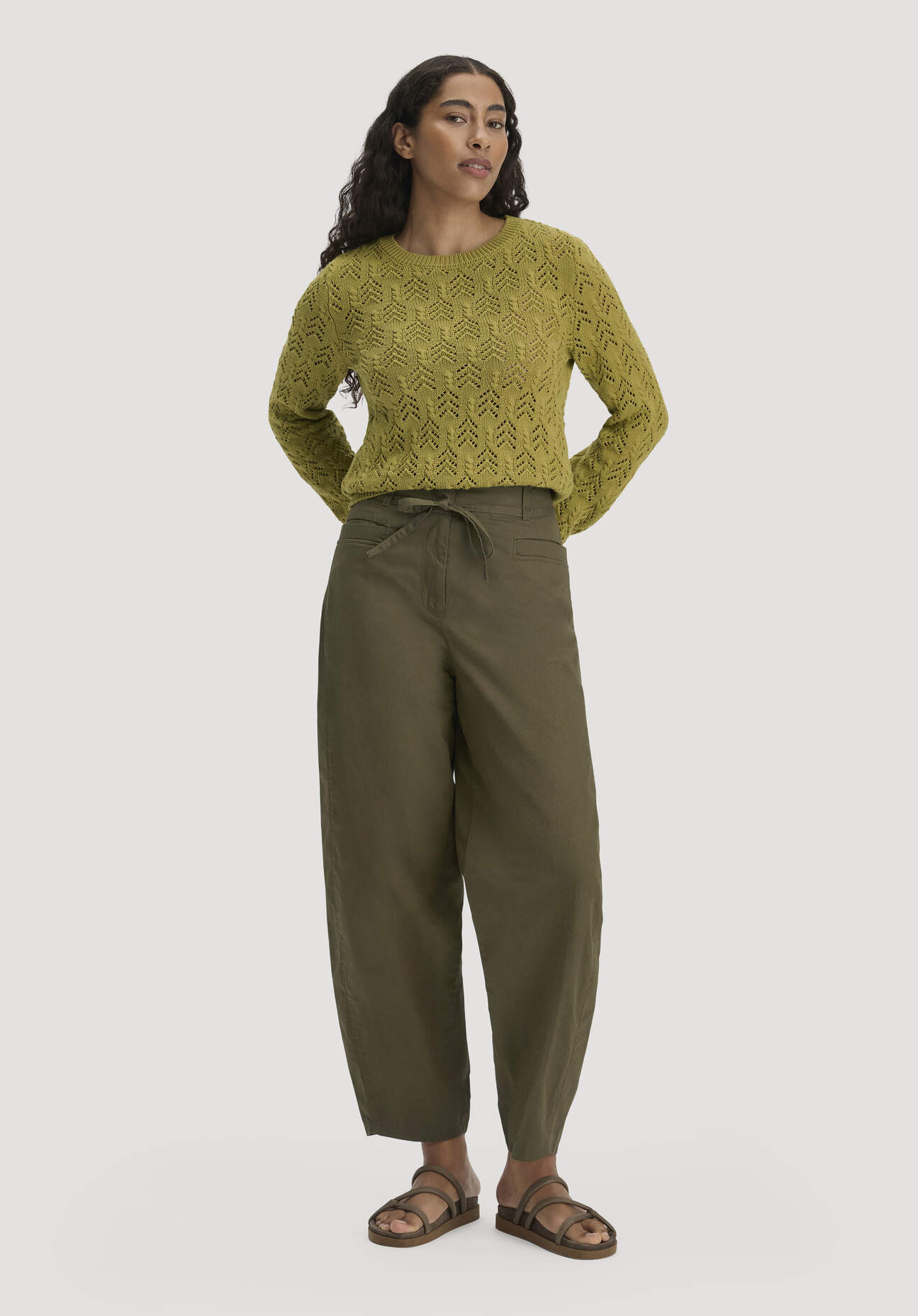 hessnatur Damen Gewebe Hose Barrel Leg aus Bio-Baumwolle mit Elasthan - grün Größe 34