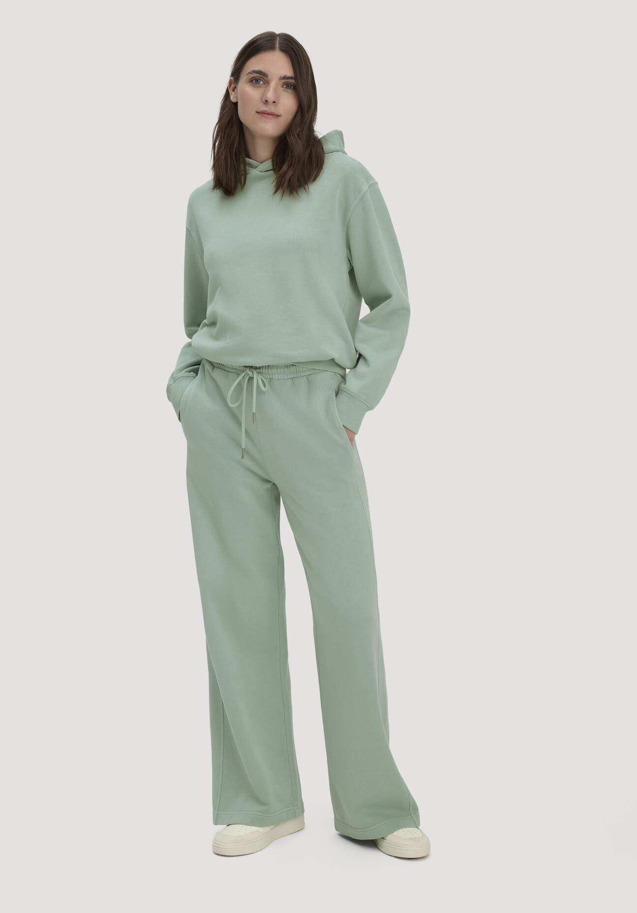hessnatur Damen Sweathose Wide Leg Relaxed aus Bio-Baumwolle - grün Größe L