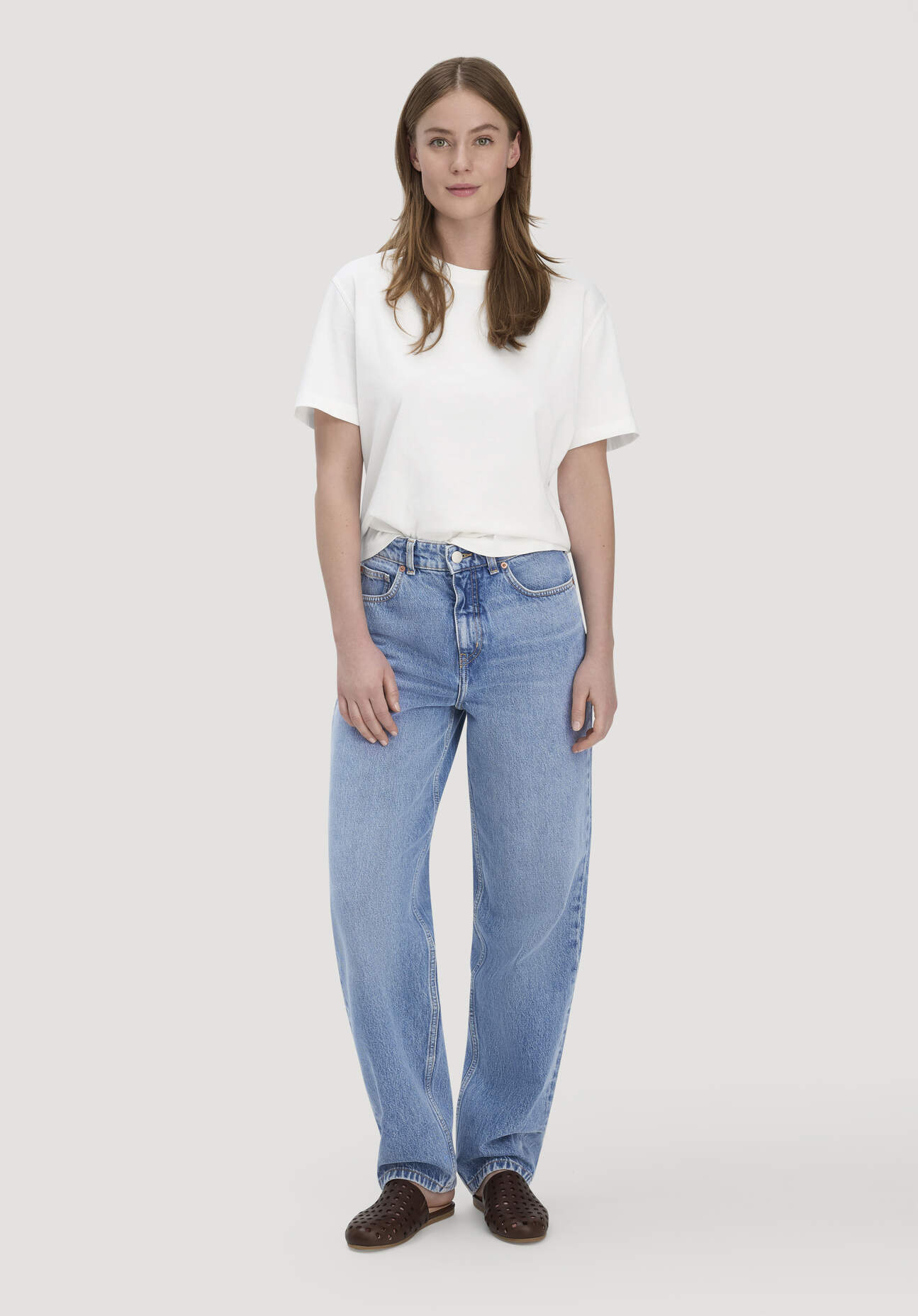 hessnatur Damen Jeans NIVA Tapered Leg aus Bio-Baumwolle - blau Größe 33/32