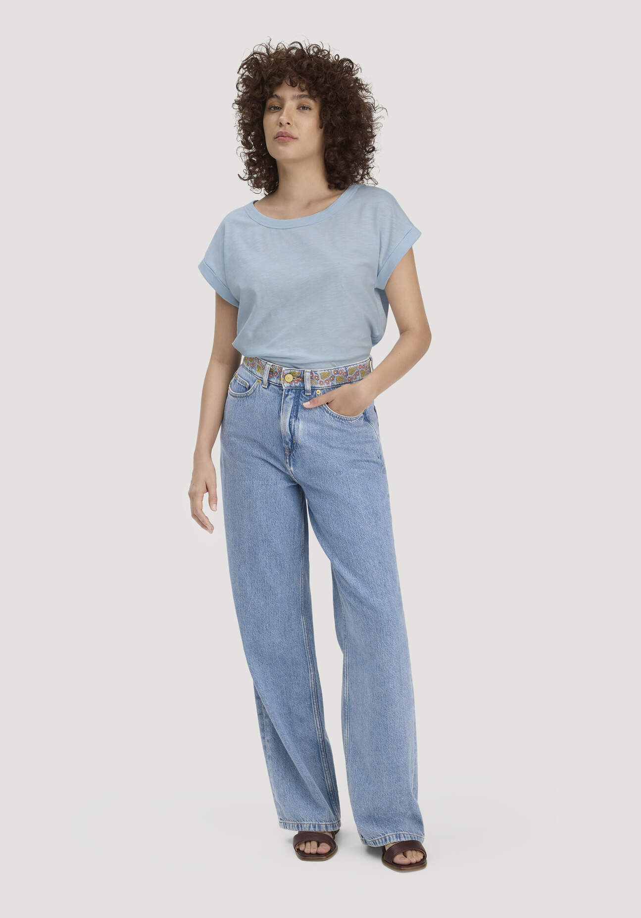 hessnatur Damen Jeans ALVA Wide Leg Embroidery aus Bio-Baumwolle mit TENCEL™ Lyocell - blau Größe 29/32