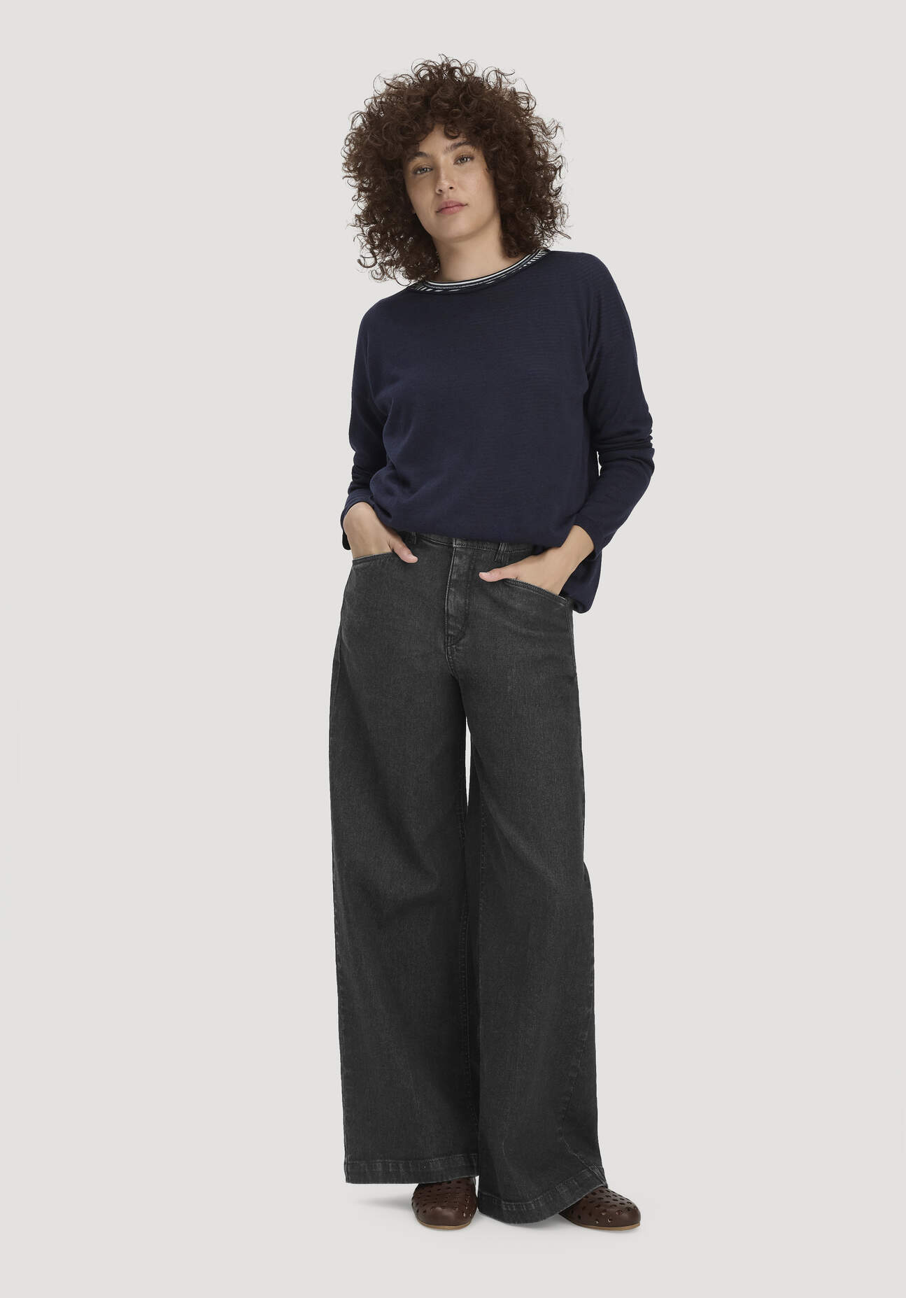 hessnatur Damen Jeans VONNA Super Wide Leg BETTER RECYCLING aus Bio-Denim - schwarz Größe 26/34