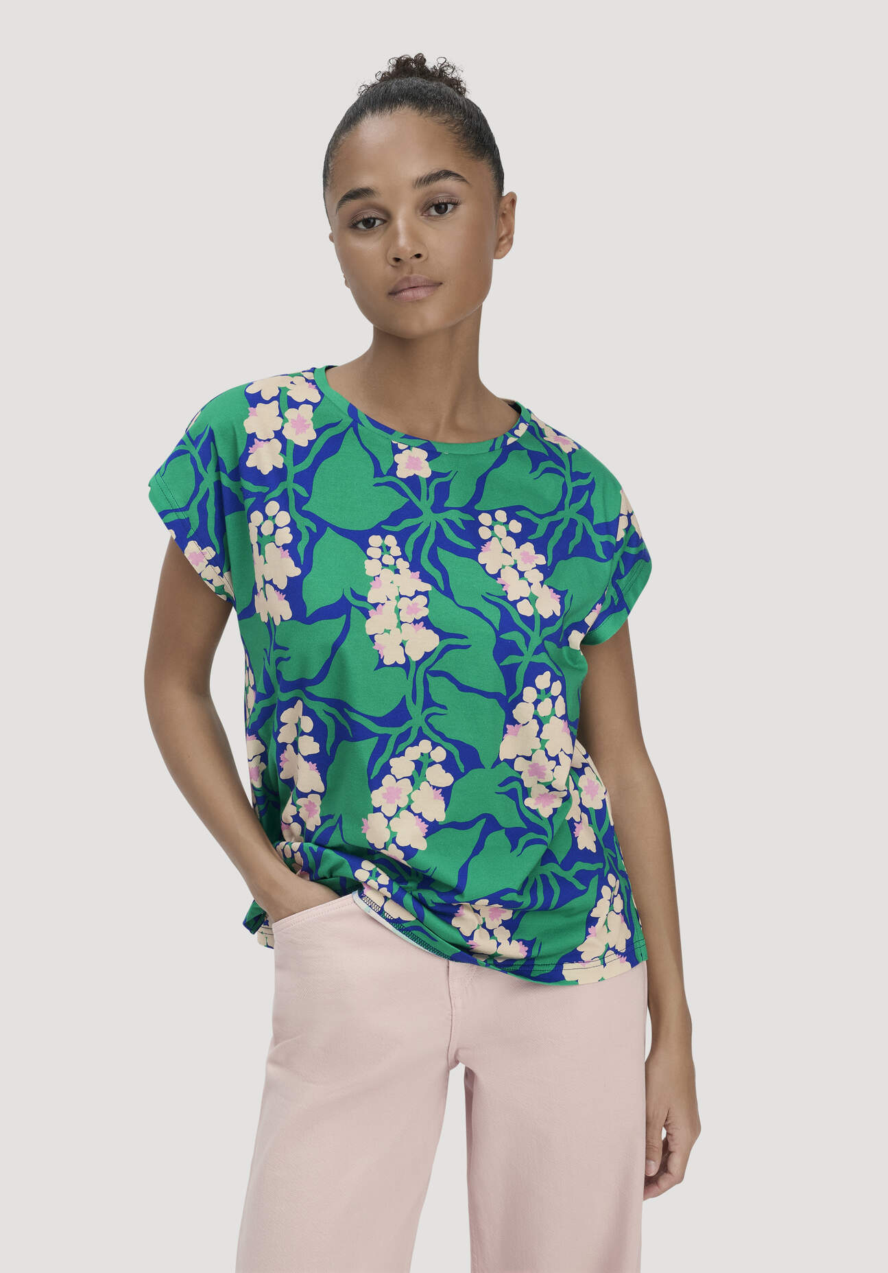 hessnatur Damen Print T-Shirt Oversize LIV LEE aus Bio-Baumwolle - grün GrösseS