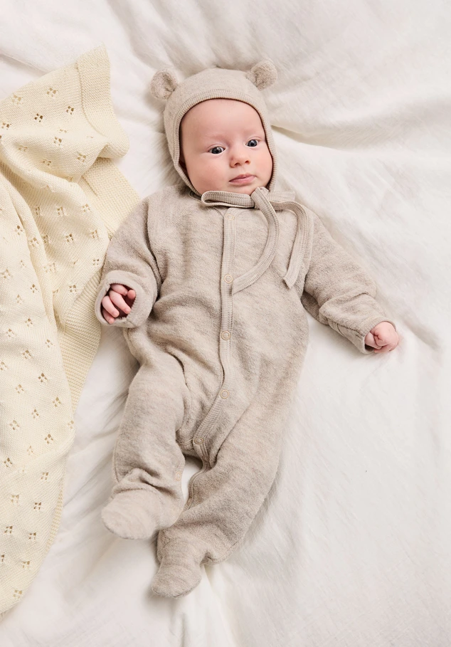 Newborn outfit made of pure organic merino wool
