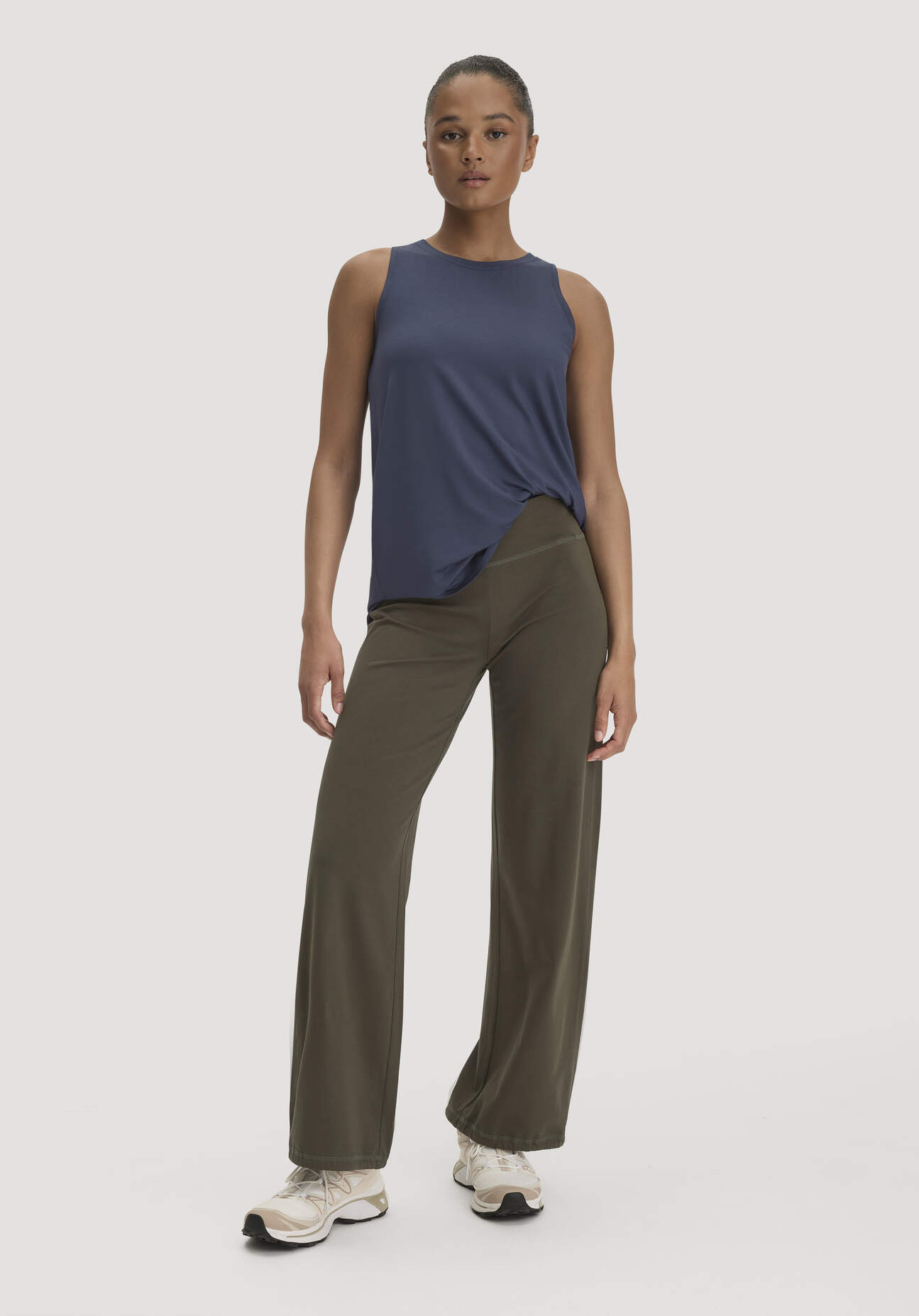 hessnatur Loungewear Hose Regular ACTIVE LIGHT aus Bio-Baumwolle - grün GrösseL
