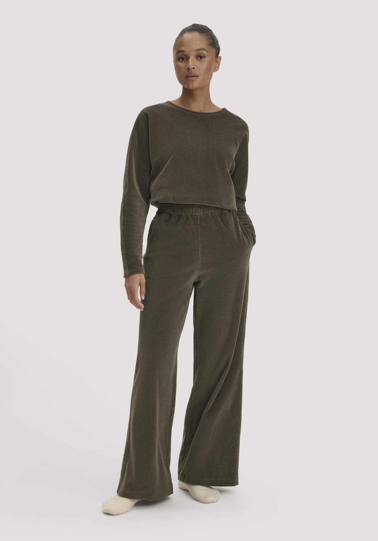 hessnatur Loungewear Hose Cordstretch Wide Leg ACTIVE LIGHT aus Bio-Baumwolle - grün GrösseXL