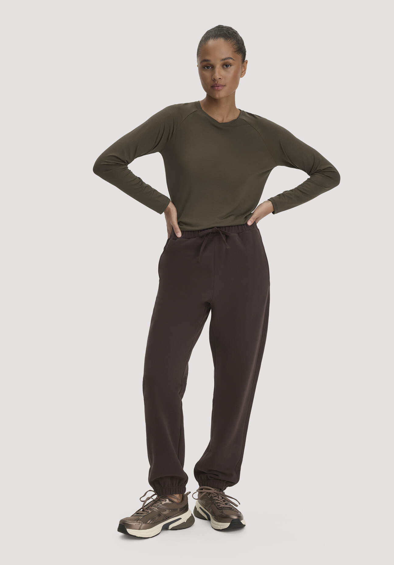 hessnatur Loungewear Sweathose Relaxed ACTIVE LIGHT aus Bio-Baumwolle mit recycelter Baumwolle - braun GrösseXL