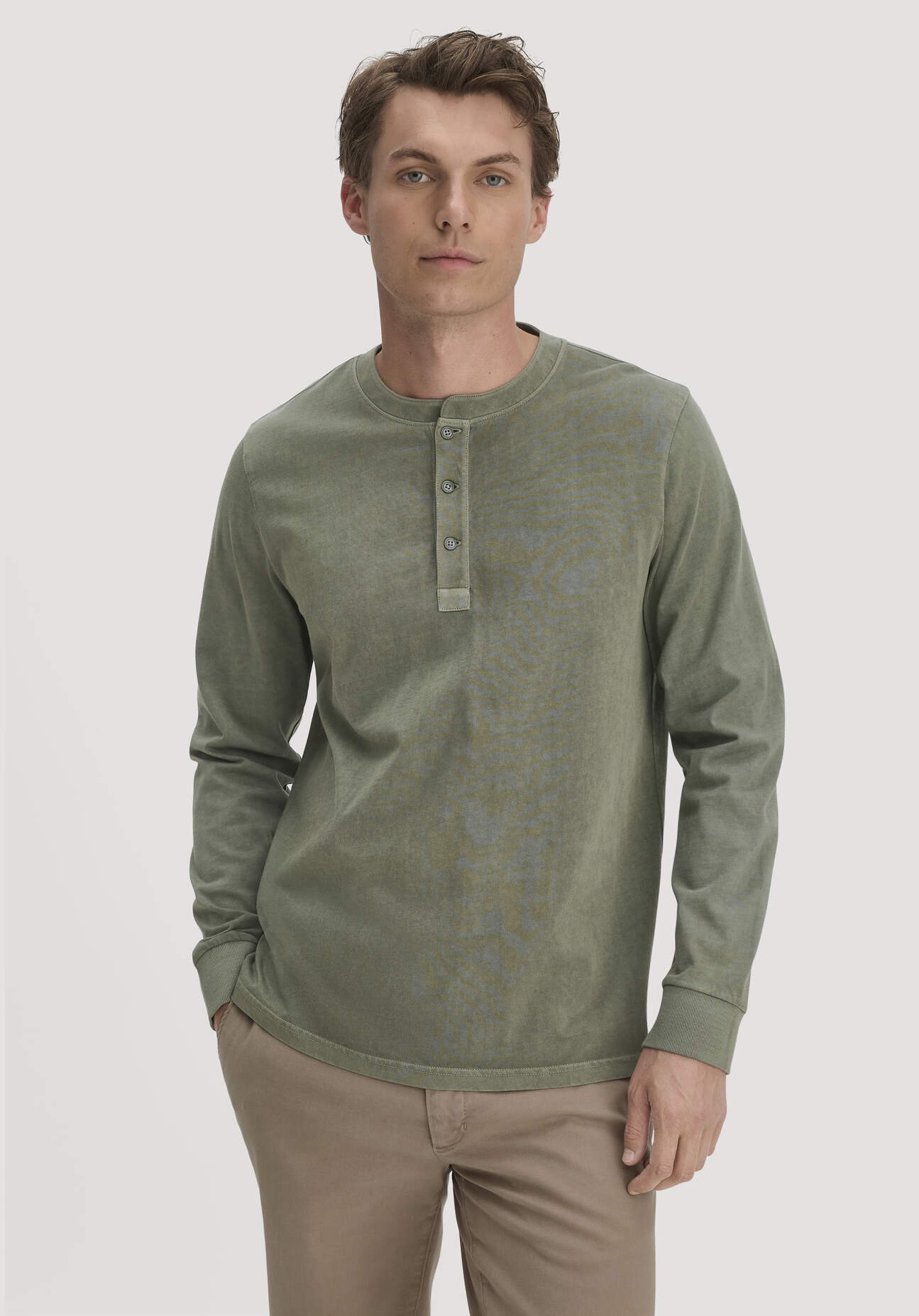 hessnatur Herren Henley Longsleeve Relaxed aus Bio-Baumwolle - grün Grösse46