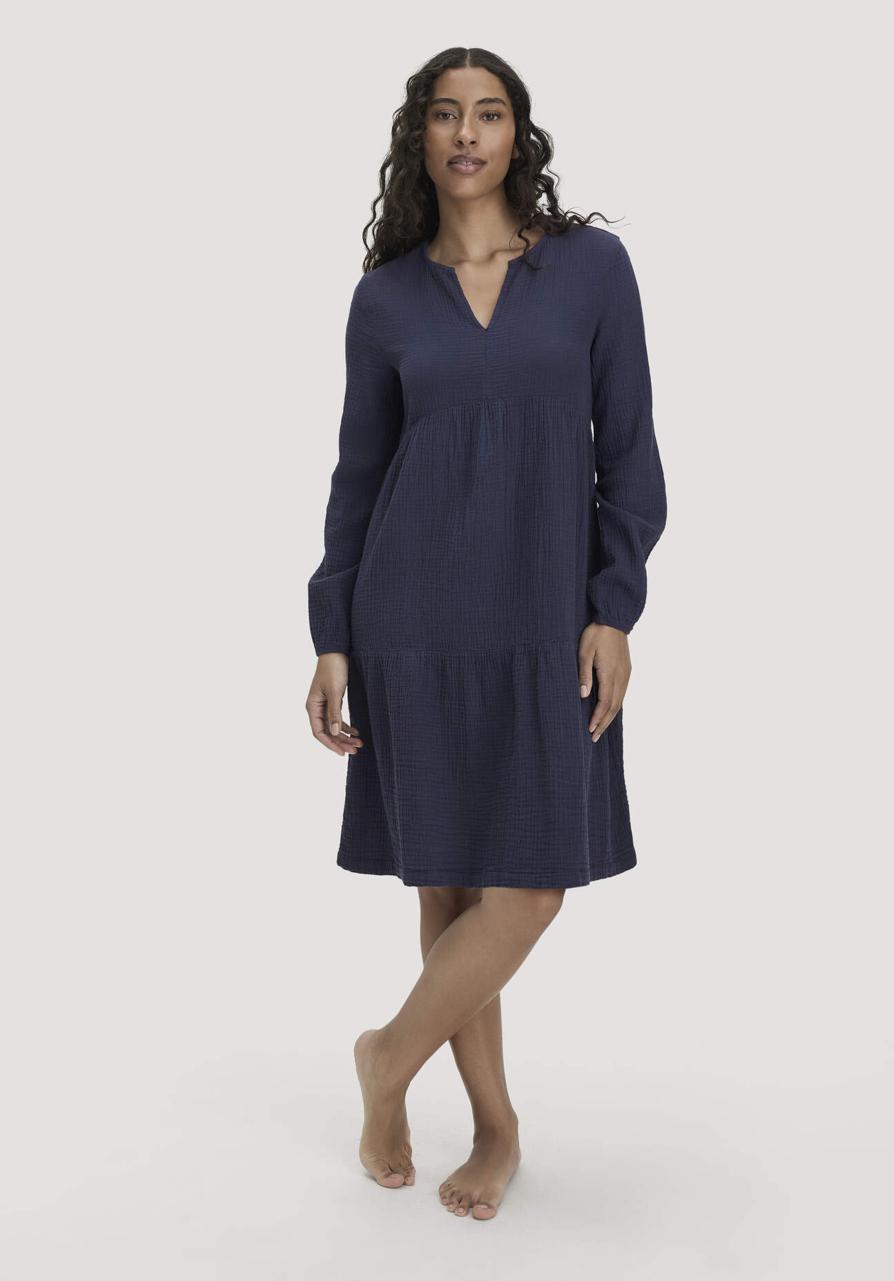 hessnatur Damen Musselin Nachthemd Relaxed PURE COMFORT aus Bio-Baumwolle - blau Grösse44