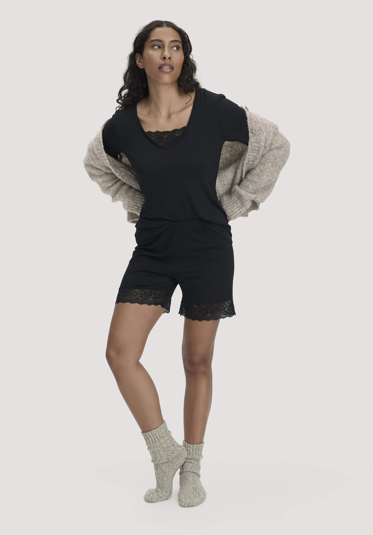 hessnatur Damen Schlafshorts PURE SENSE LACE aus TENCEL™ Modal - schwarz Grösse36