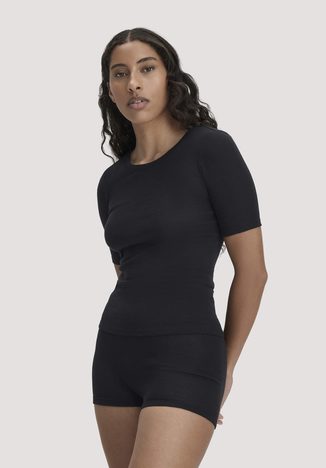 hessnatur Damen T-Shirt PURE FUNCTION aus Bio-Merinowolle mit Seide - schwarz - Größe 34