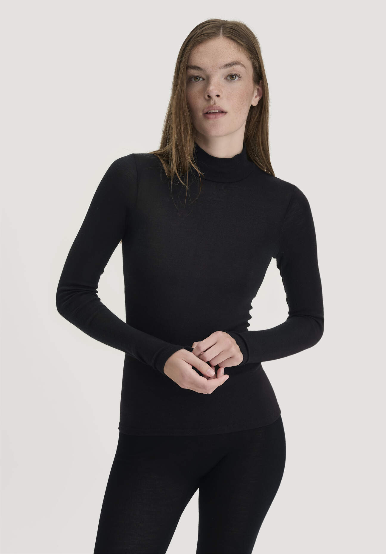 hessnatur Damen Rollkragen-Longsleeve Fitted aus Schurwolle und Seide - schwarz - Größe 36