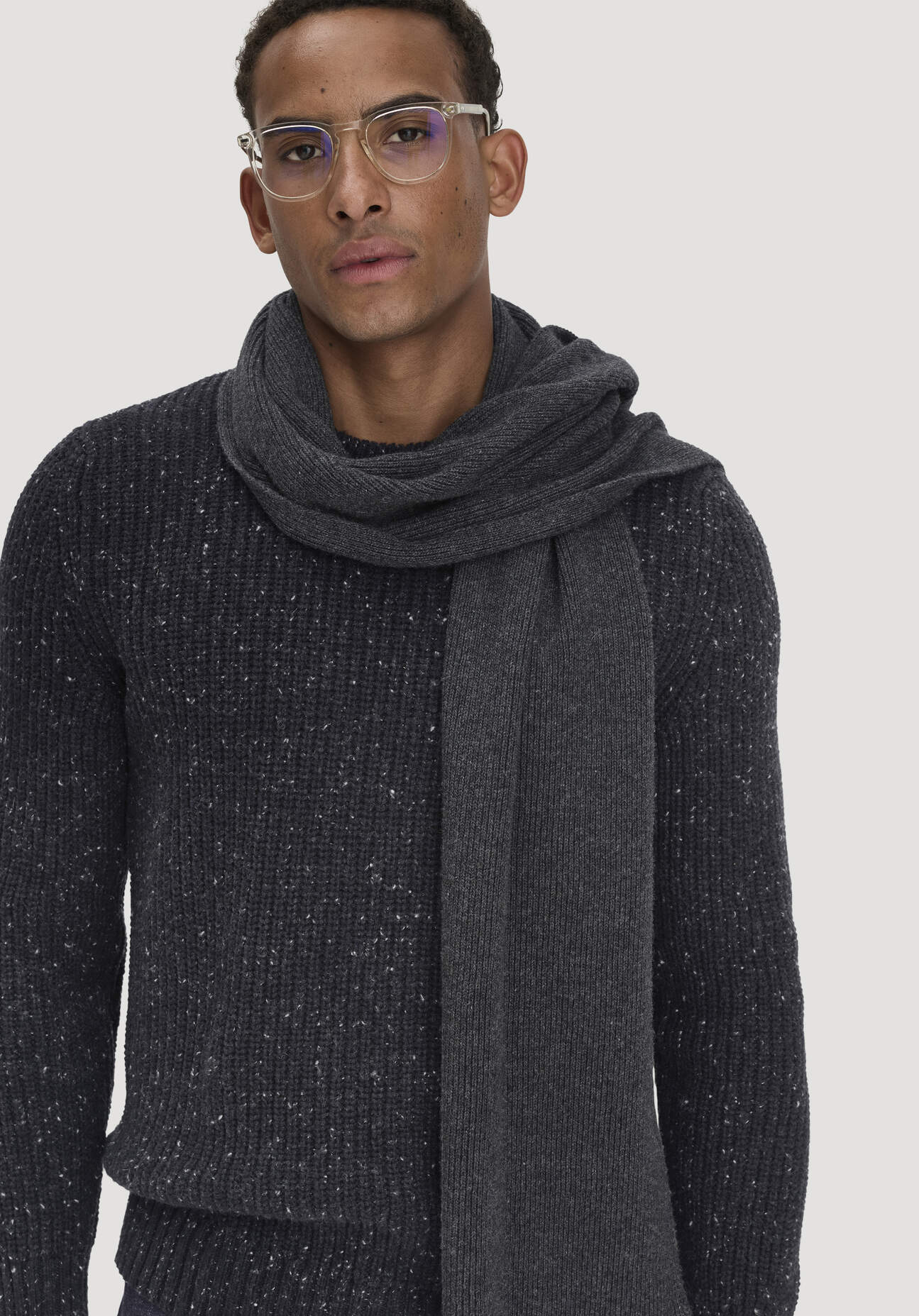 hessnatur Strickschal aus Bio-Merinowolle mit recycelter Wolle und Bio-Baumwolle - grau - Größe 1size